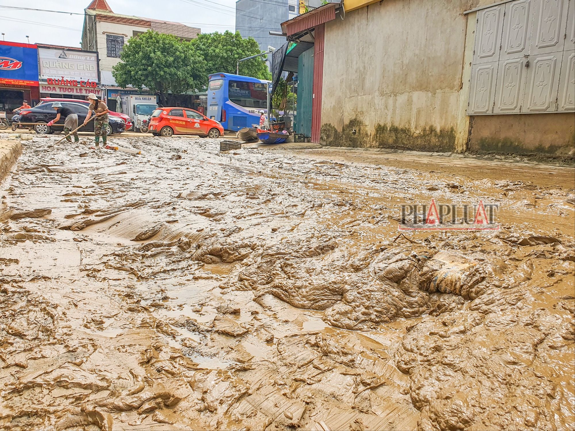 Lượng bùn khổng lồ bủa vây ‘rốn lũ’ Lệ Thủy, người dân dọn không xuể