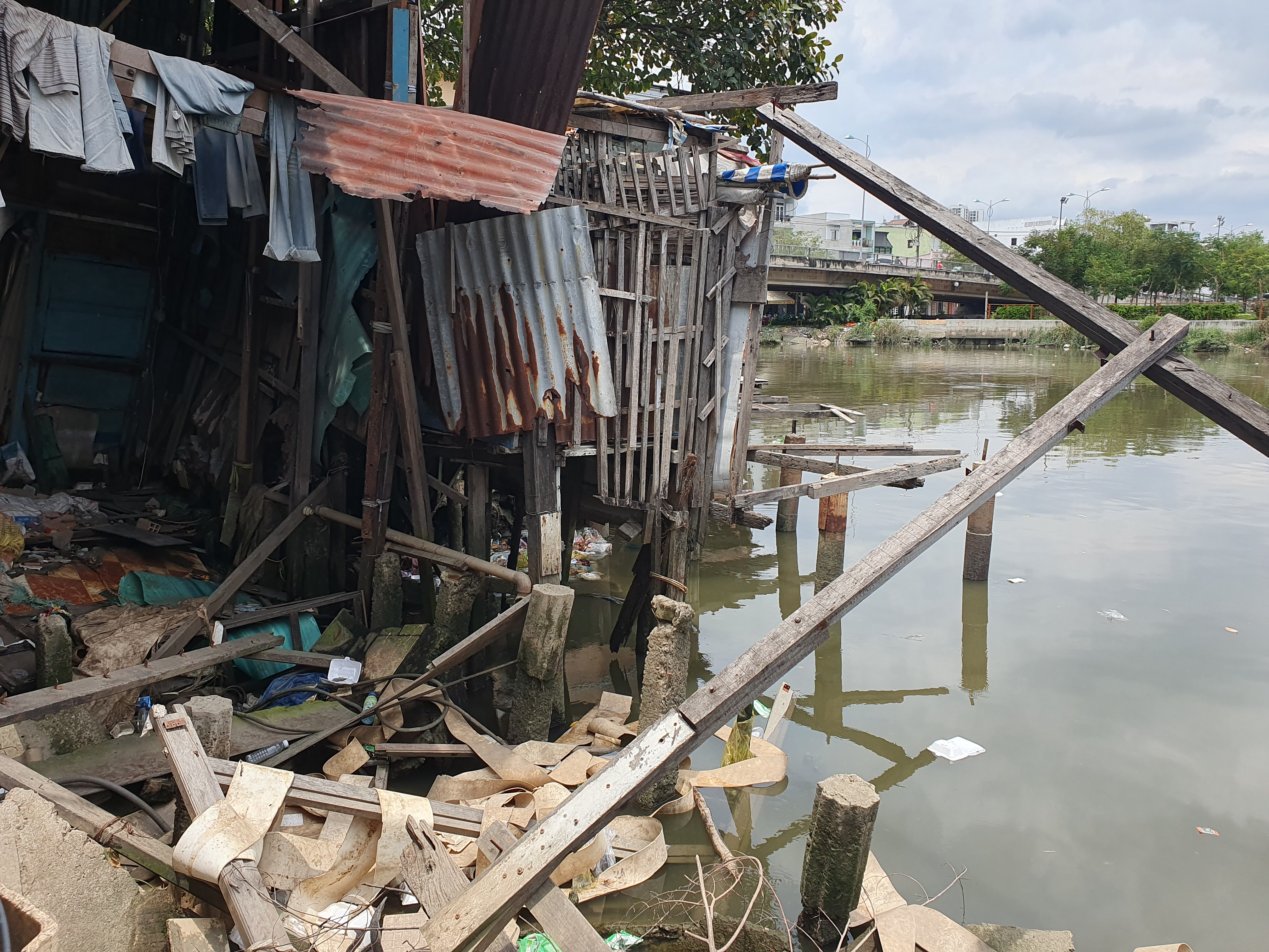 Nhà sập, nhà cháy, nhà ổ chuột... ven bờ nam kênh Đôi