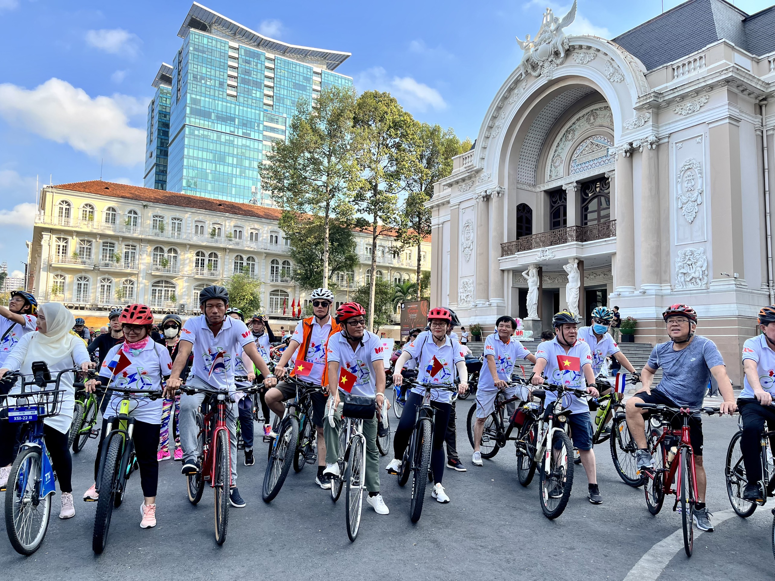 Hàng trăm người đạp xe tại TP.HCM nhân kỷ niệm 50 năm quan hệ Việt Nam - Hà Lan