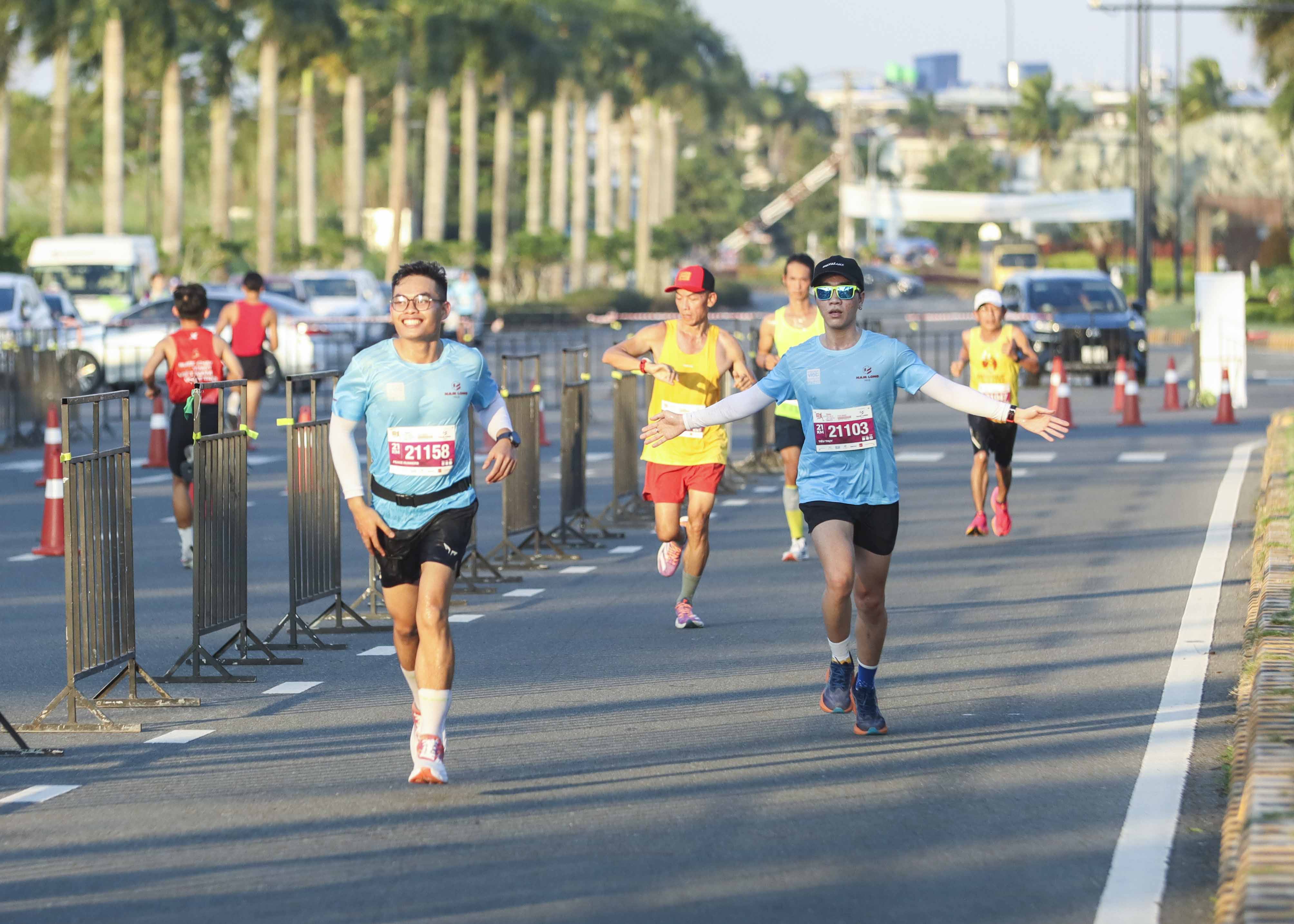 Hơn 2000 VĐV tham gia giải chạy Long An Marathon 2023 – Ngắm hoàng hôn bên sông Vàm Cỏ