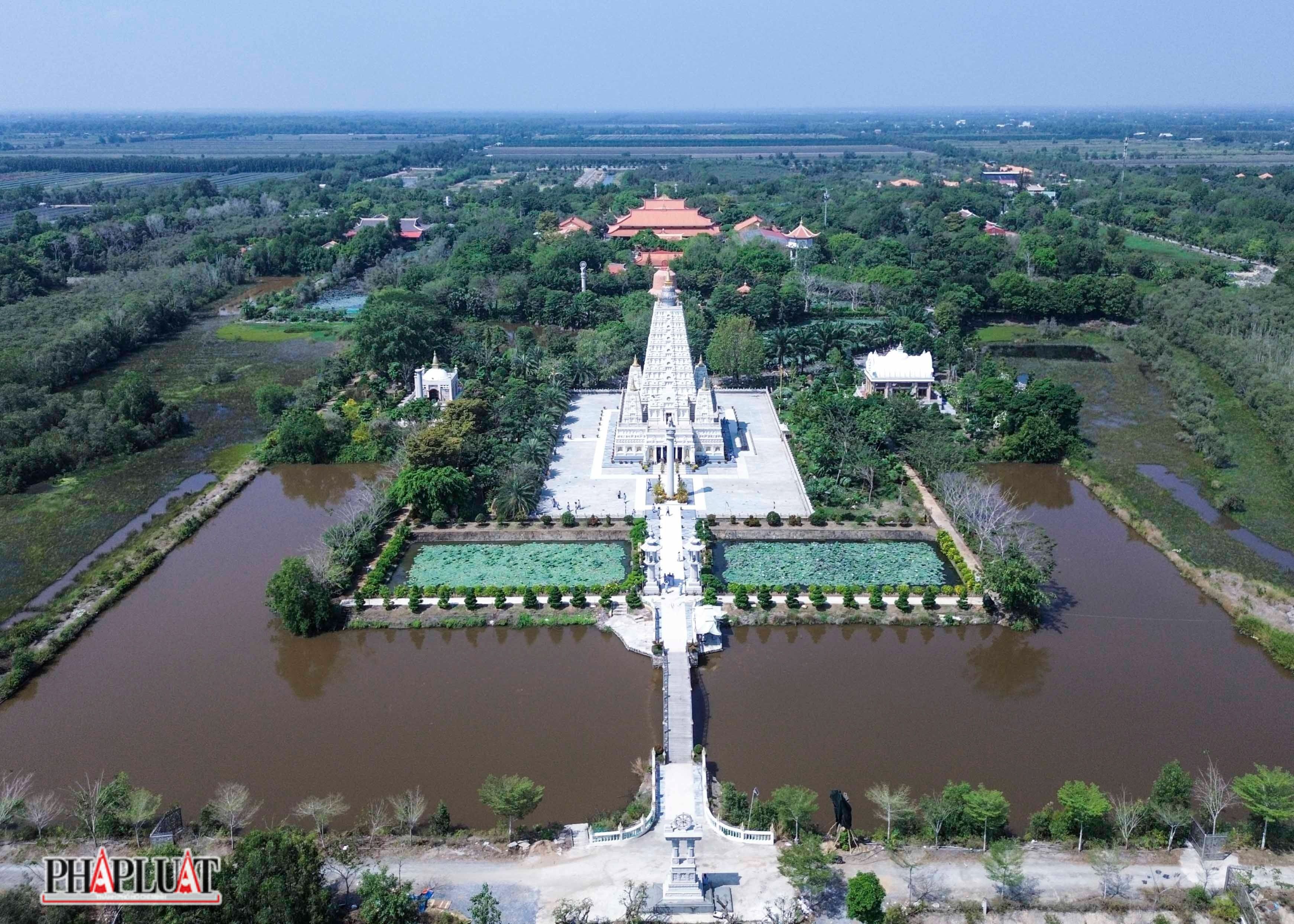 Mùng 1 Tết, đông đảo người dân viếng chùa lớn lớn nhất Tiền Giang xin lộc đầu năm