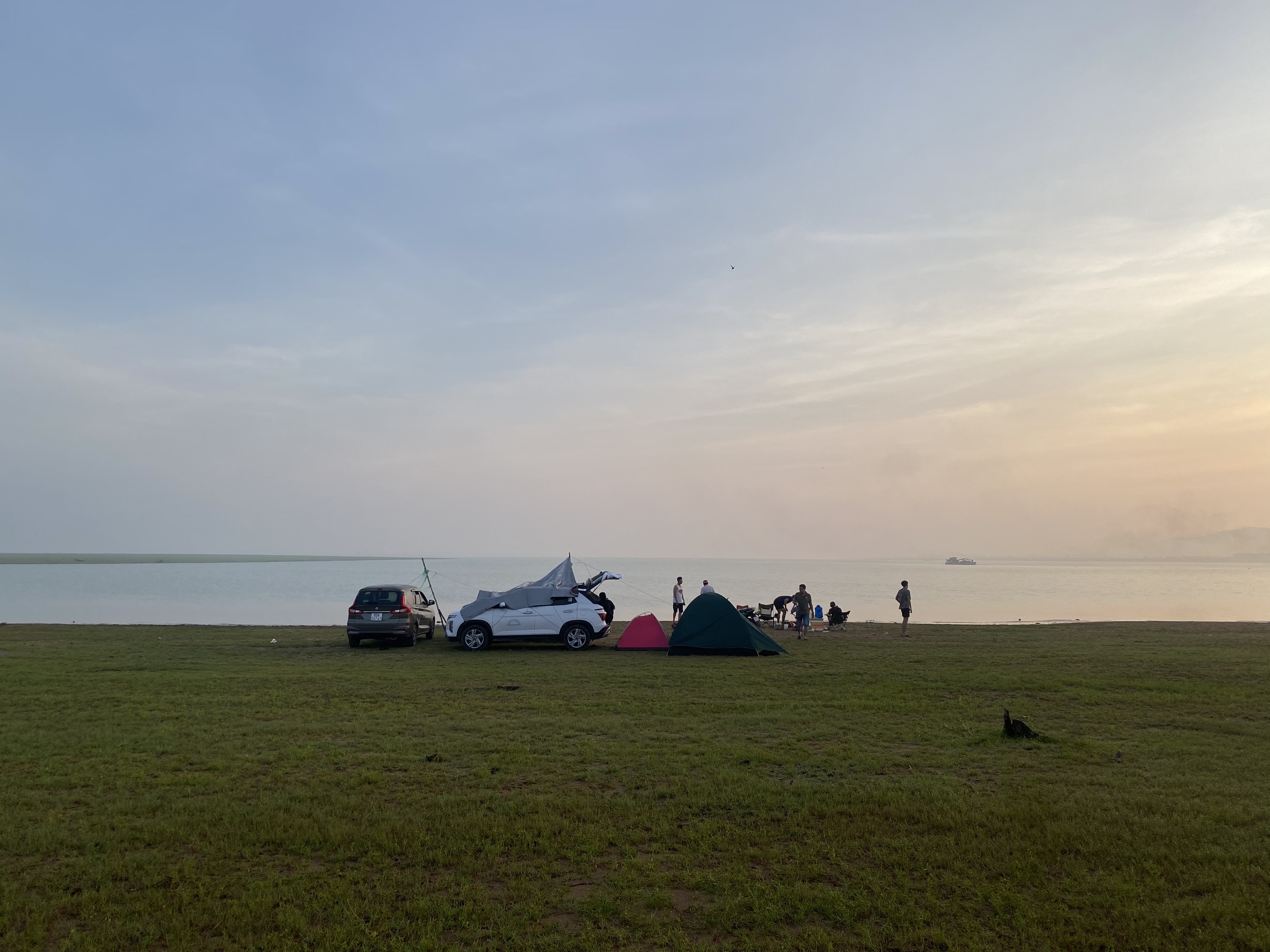Dân phượt thích thú cắm trại ở hồ Dầu Tiếng