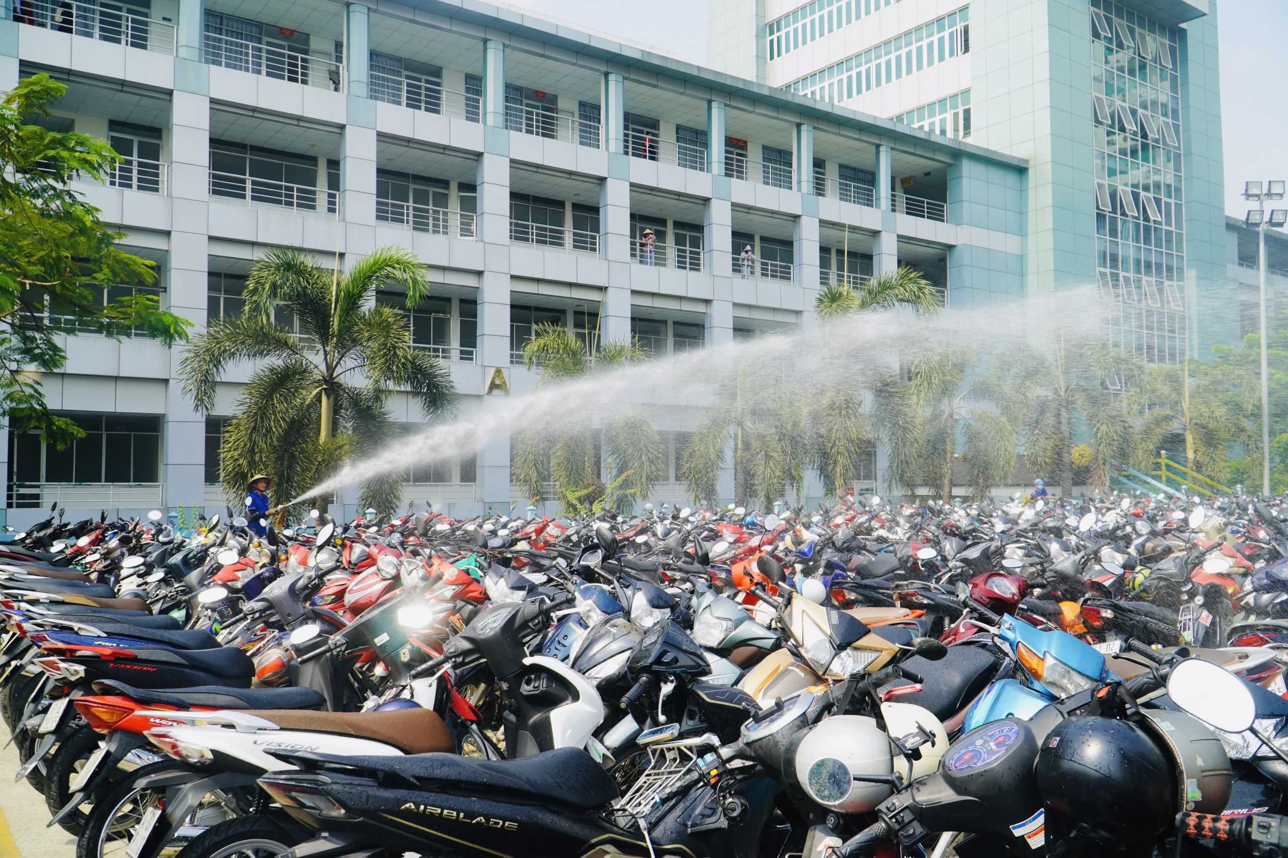 Trường Đại học Công nghiệp TP.HCM phun nước làm mát xe cho sinh viên