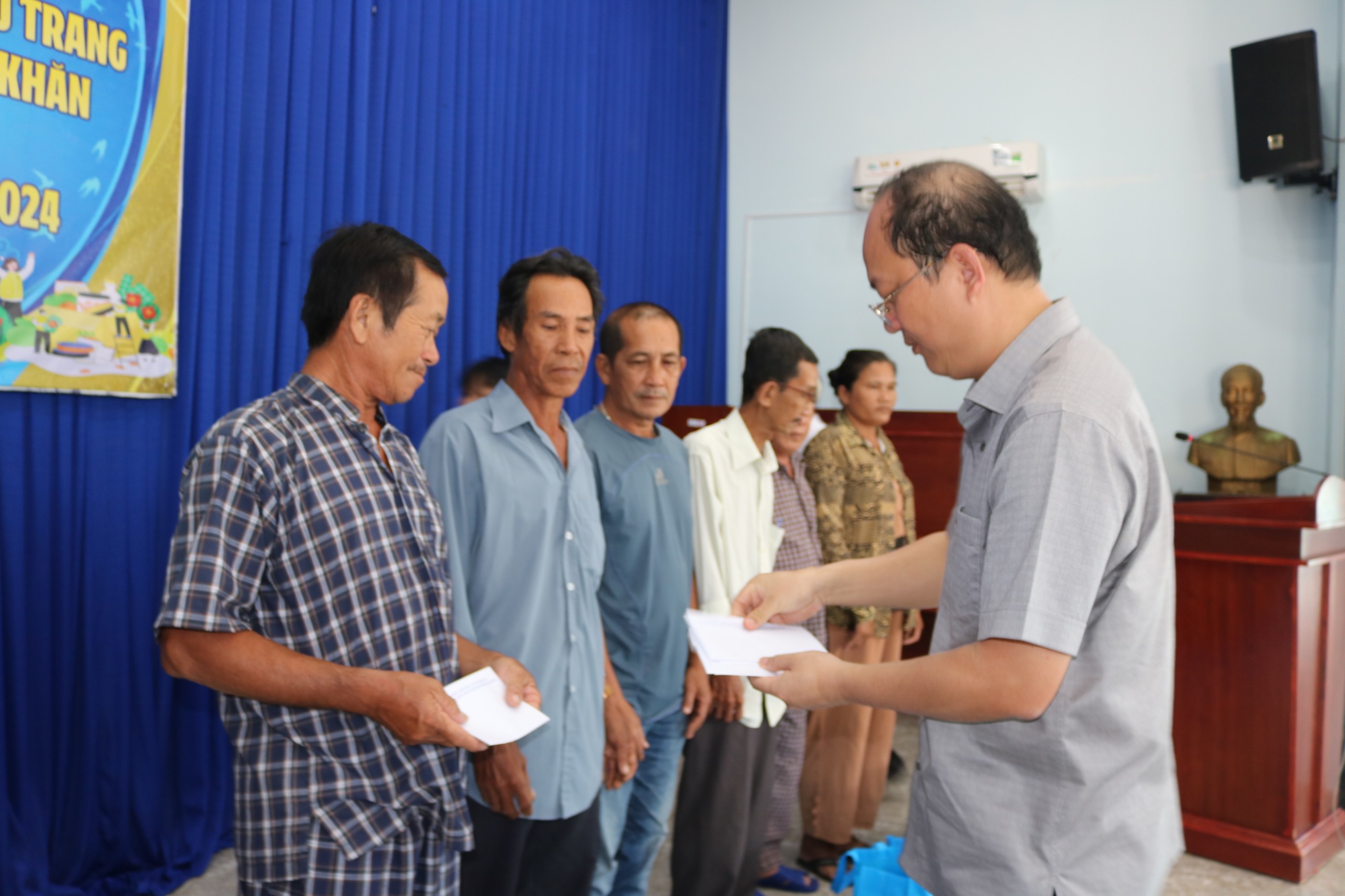 Lãnh đạo TP.HCM thăm và chúc Tết các đơn vị, người dân xã đảo Thạnh An