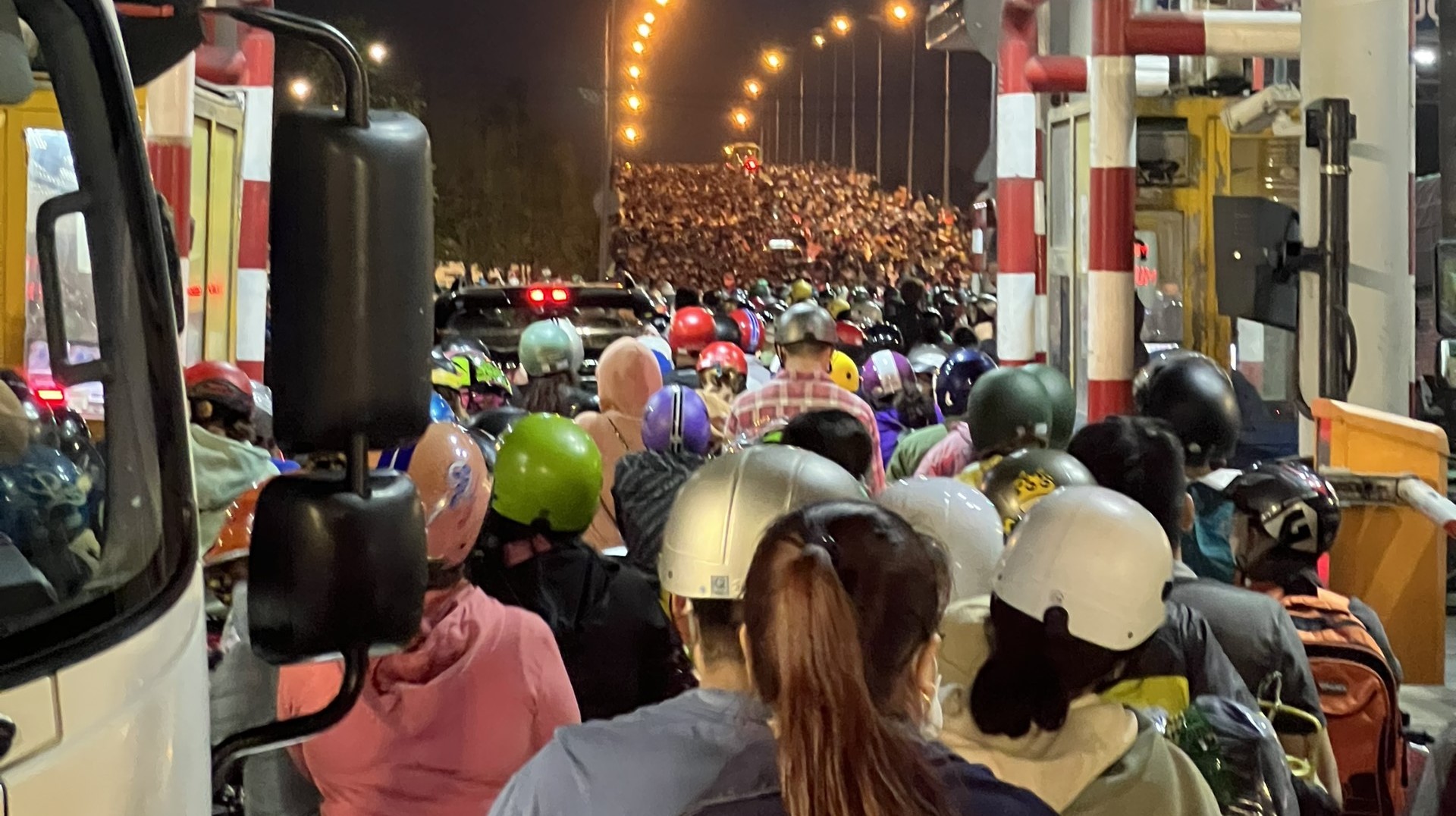 Người dân đổ về quê nghỉ lễ, kẹt xe kinh hoàng ở cầu Phú Cường