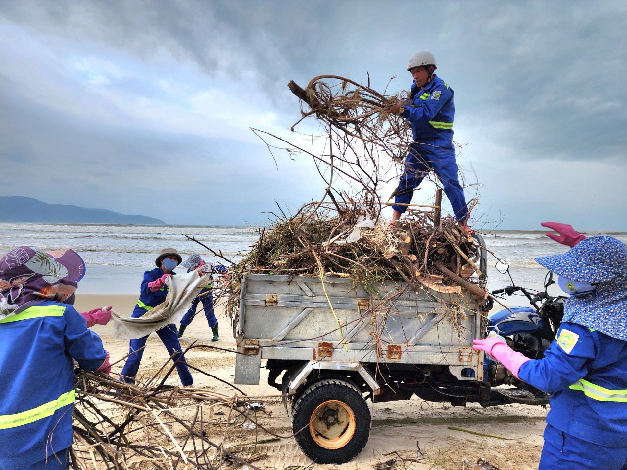 Bờ biển Đà Nẵng ngập rác, công nhân môi trường đội gió rét thu gom