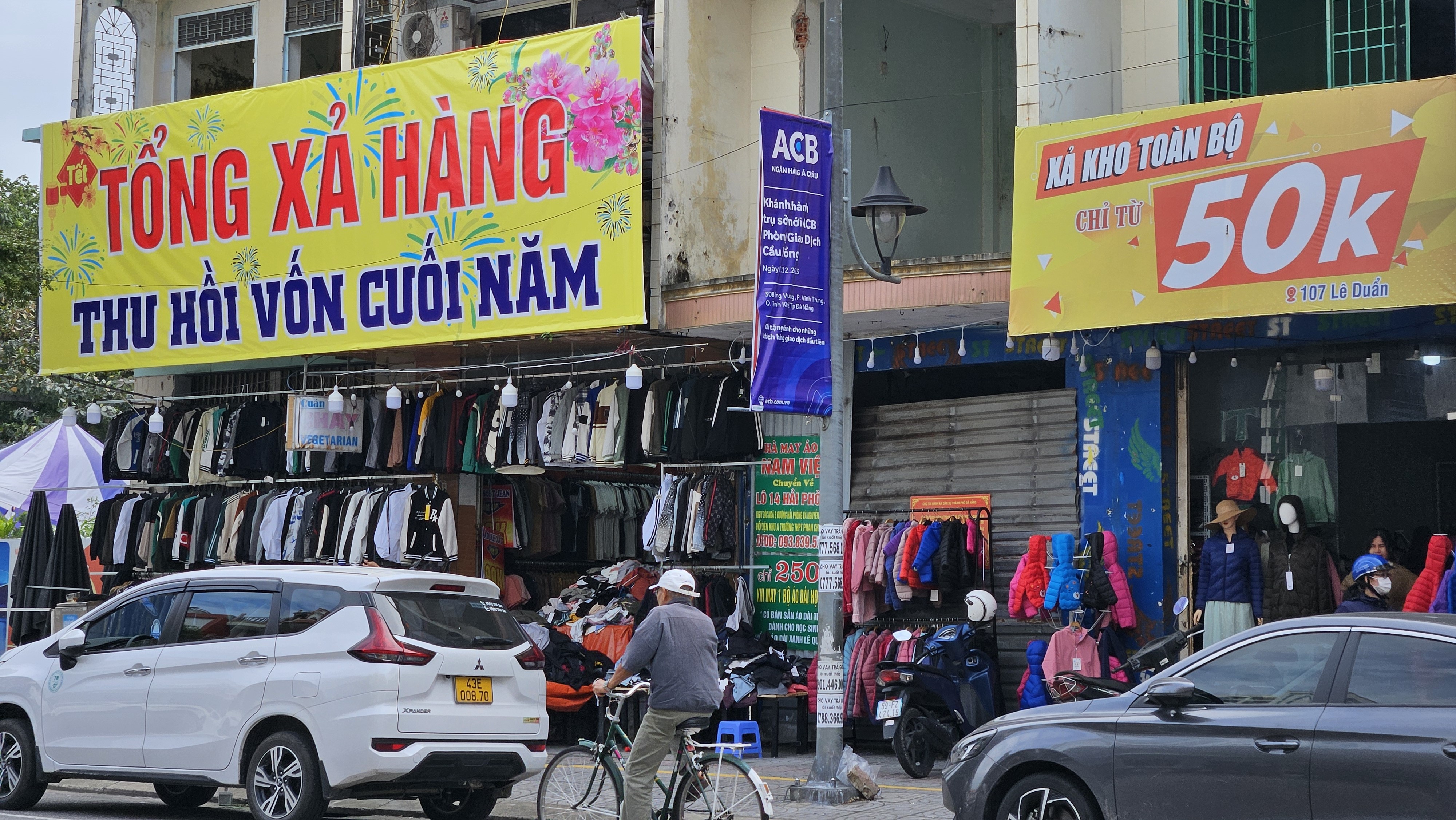 Phố thời trang ở Đà Nẵng buồn thiu giữa mùa cao điểm mua sắm.