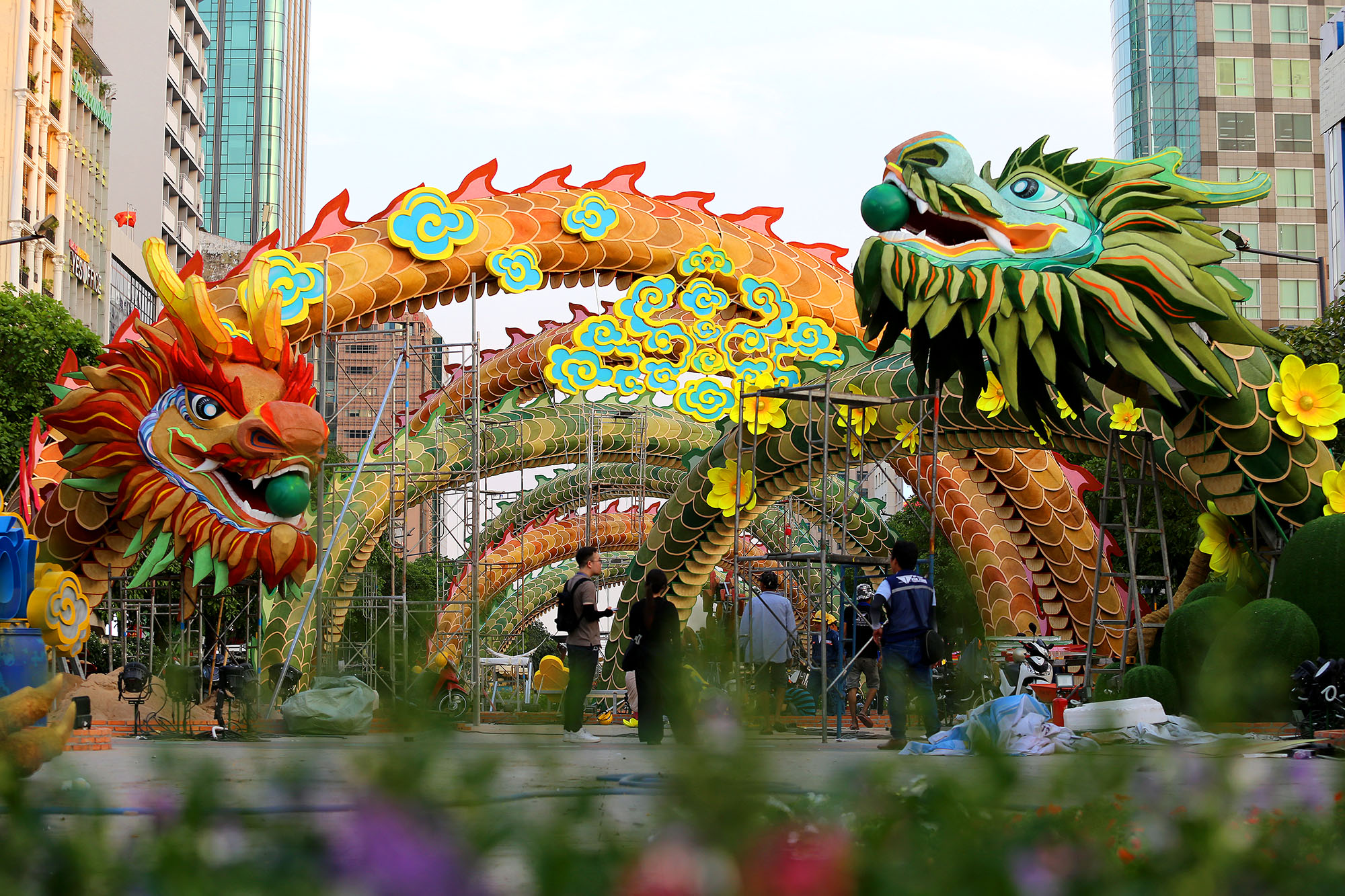Linh vật Rồng khổng lồ xuất hiện ở đường hoa Nguyễn Huệ Tết 2024 