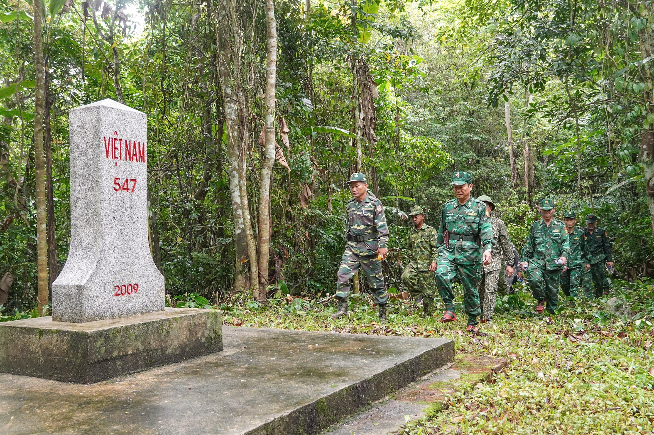 Những bước chân lặng lẽ trên tuyến biên giới Việt - Lào 