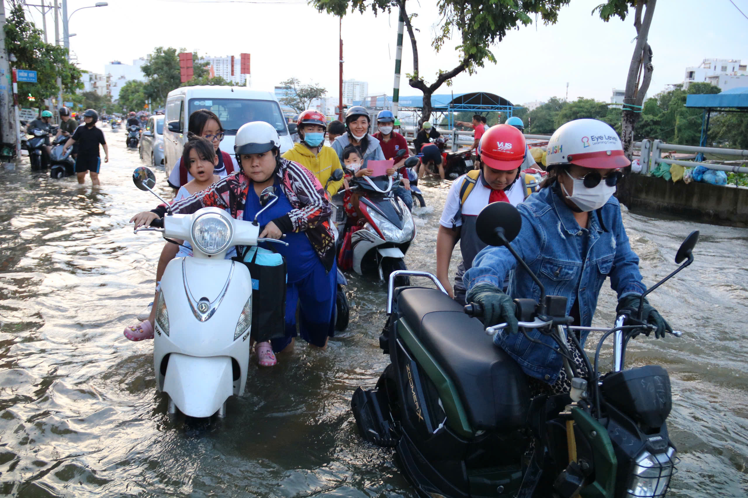 Mưa lớn kết hợp triều cường, đường Trần Xuân Soạn ngập ‘chưa từng thấy’