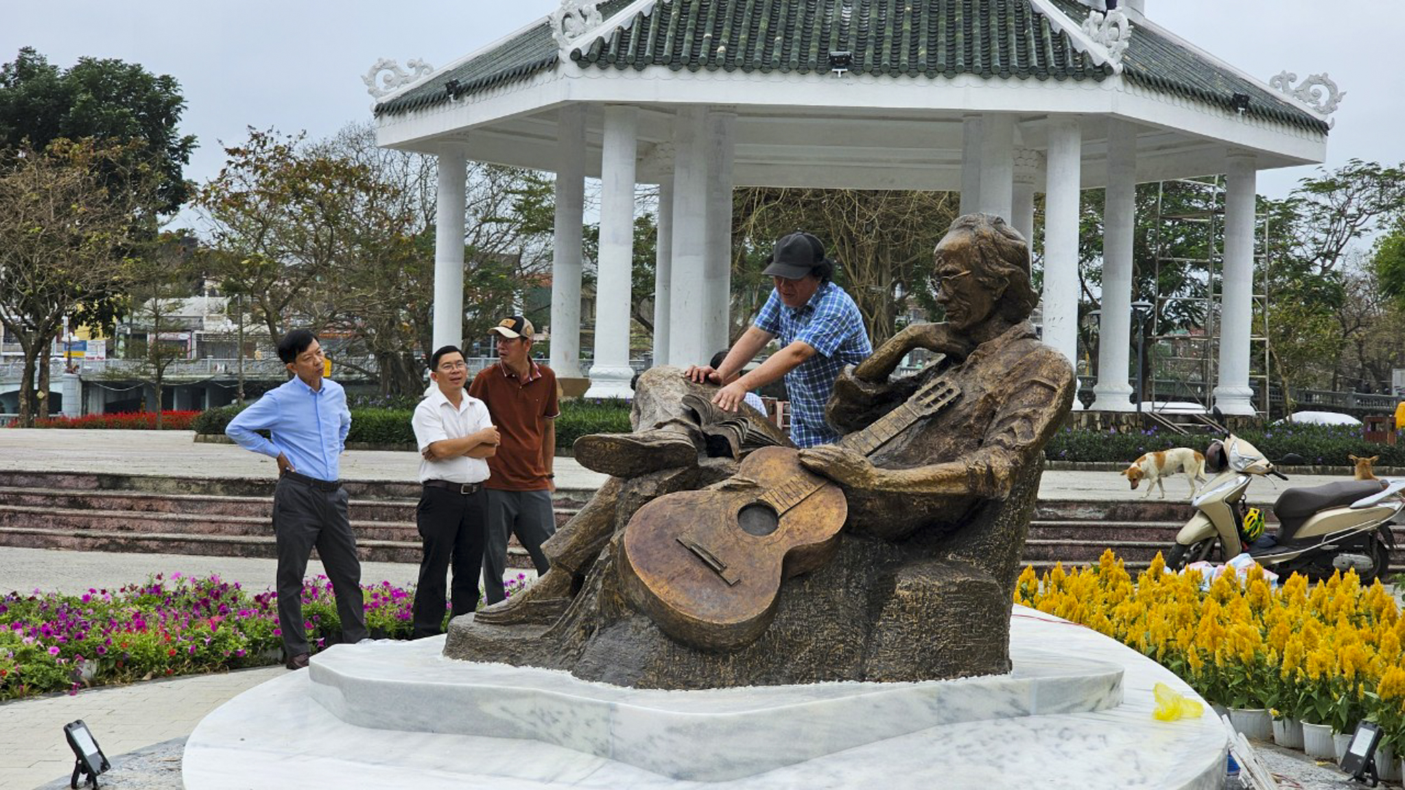 TP Huế được tặng bức tượng đồng Trịnh Công Sơn cực đẹp