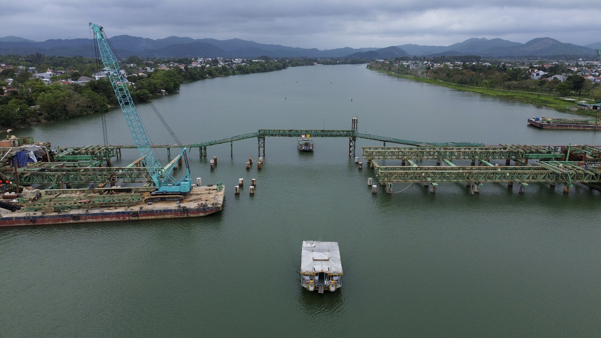 Trên công trường cầu vượt hơn 2.000 tỉ bắc qua sông Hương
