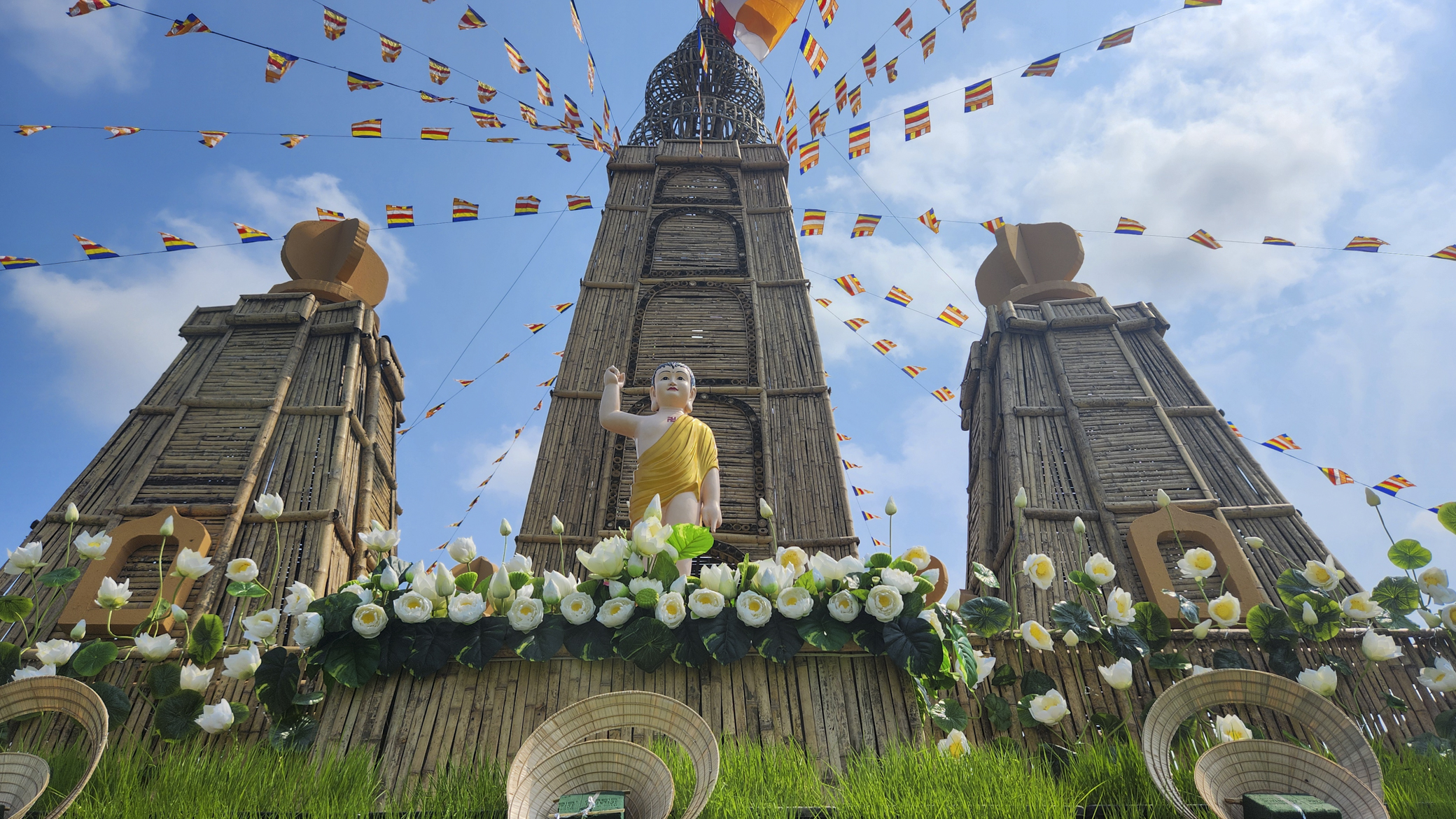 2 tháng làm bảo tháp bằng tre cao 40m mừng Đại lễ Phật đản