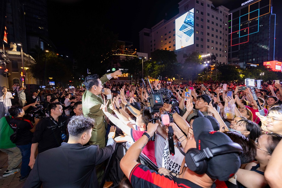 Lý Hải thể hiện loạt bản 'hit' khiến cả ngàn khán giả tại phố đi bộ Nguyễn Huệ bùng nổ