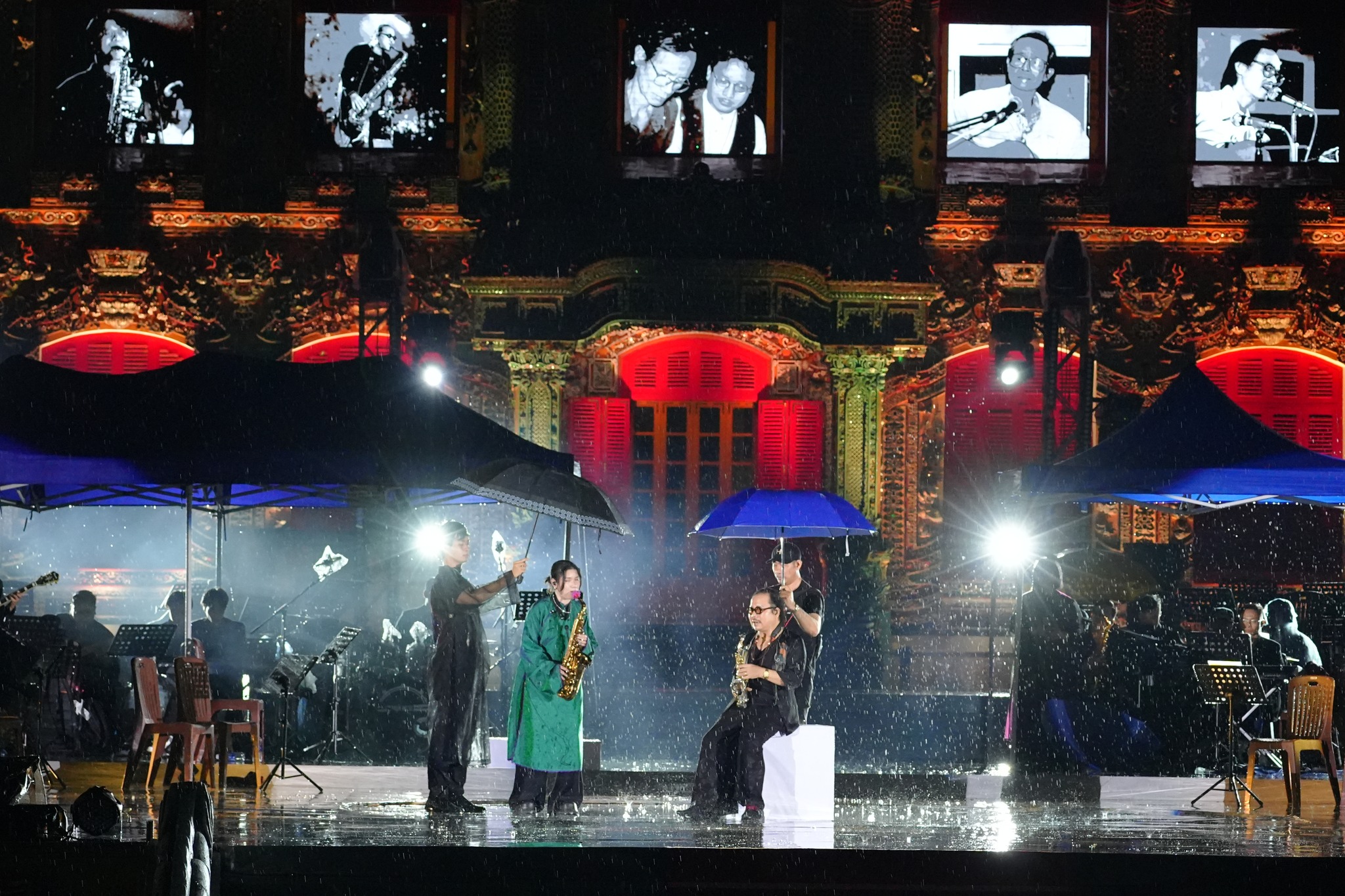 Hàng ngàn khán giả Huế đội mưa 'đối thoại' cùng âm nhạc Trịnh Công Sơn 