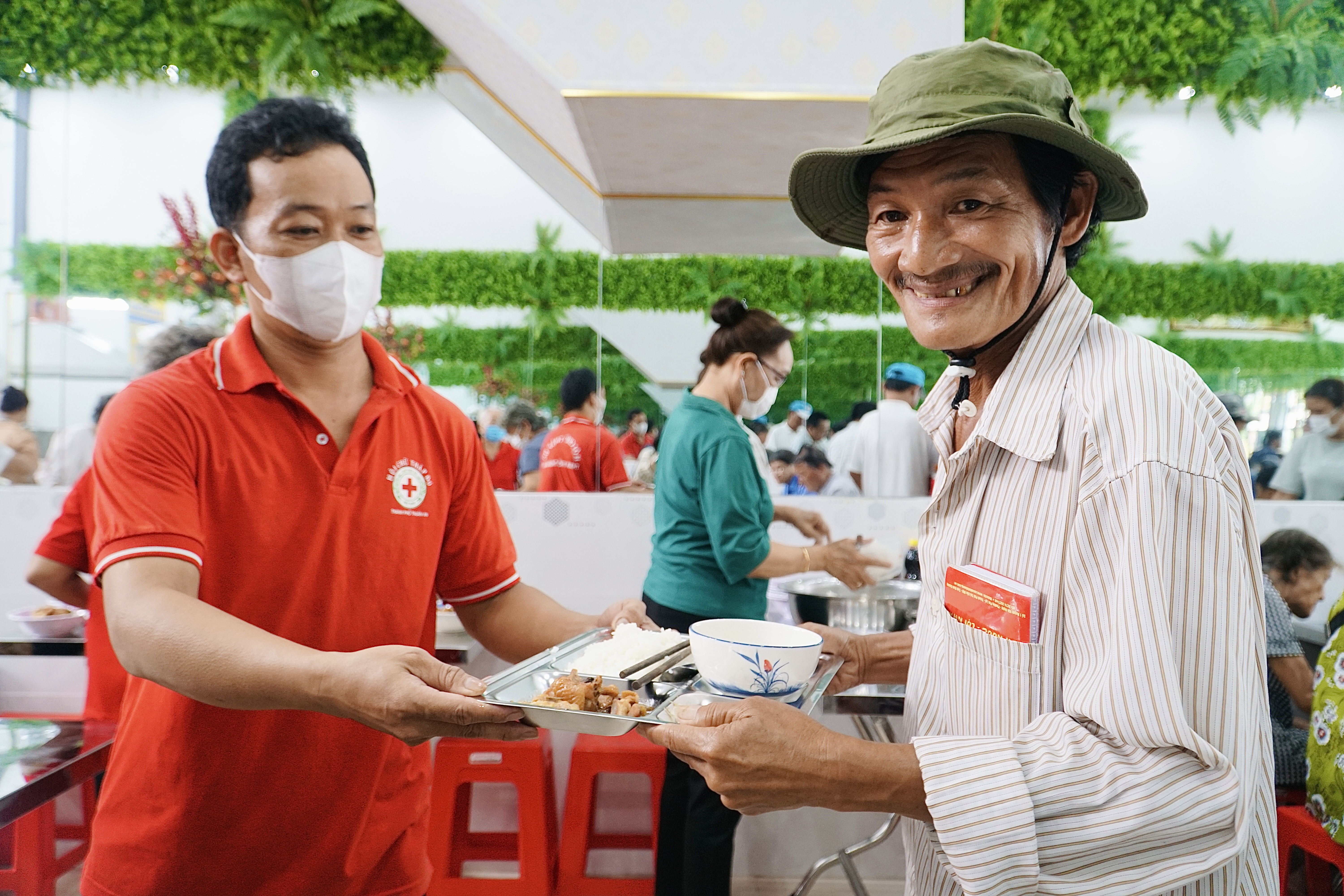 Bình Dương: 1 gia đình chi hơn 1 tỷ đồng mở quán cơm miễn phí cho người dân