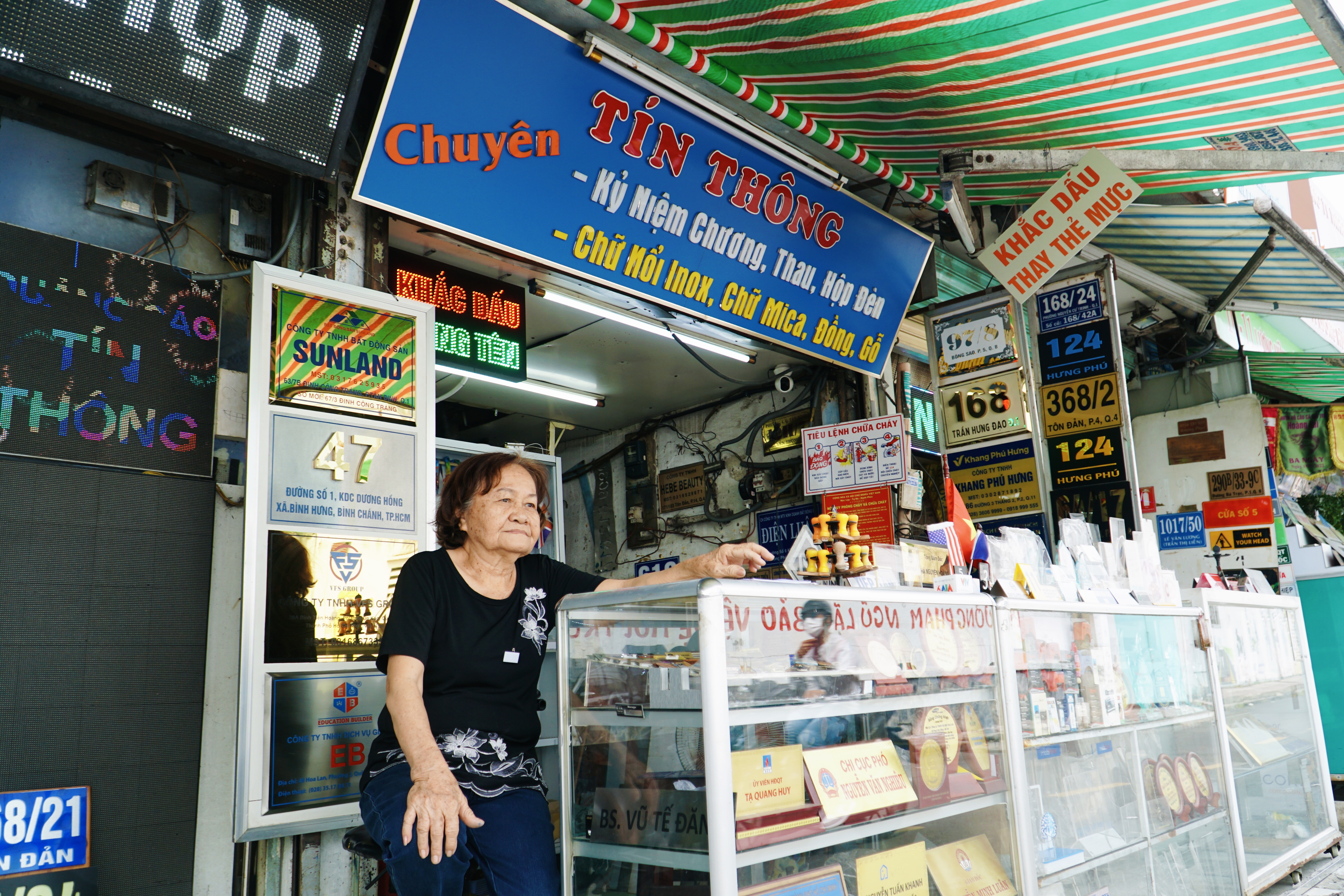 'Phố biển hiệu' tại TP.HCM 'ế đỉnh điểm' mùa cuối năm, chủ tiệm lấy tiền dưỡng già bù lỗ 