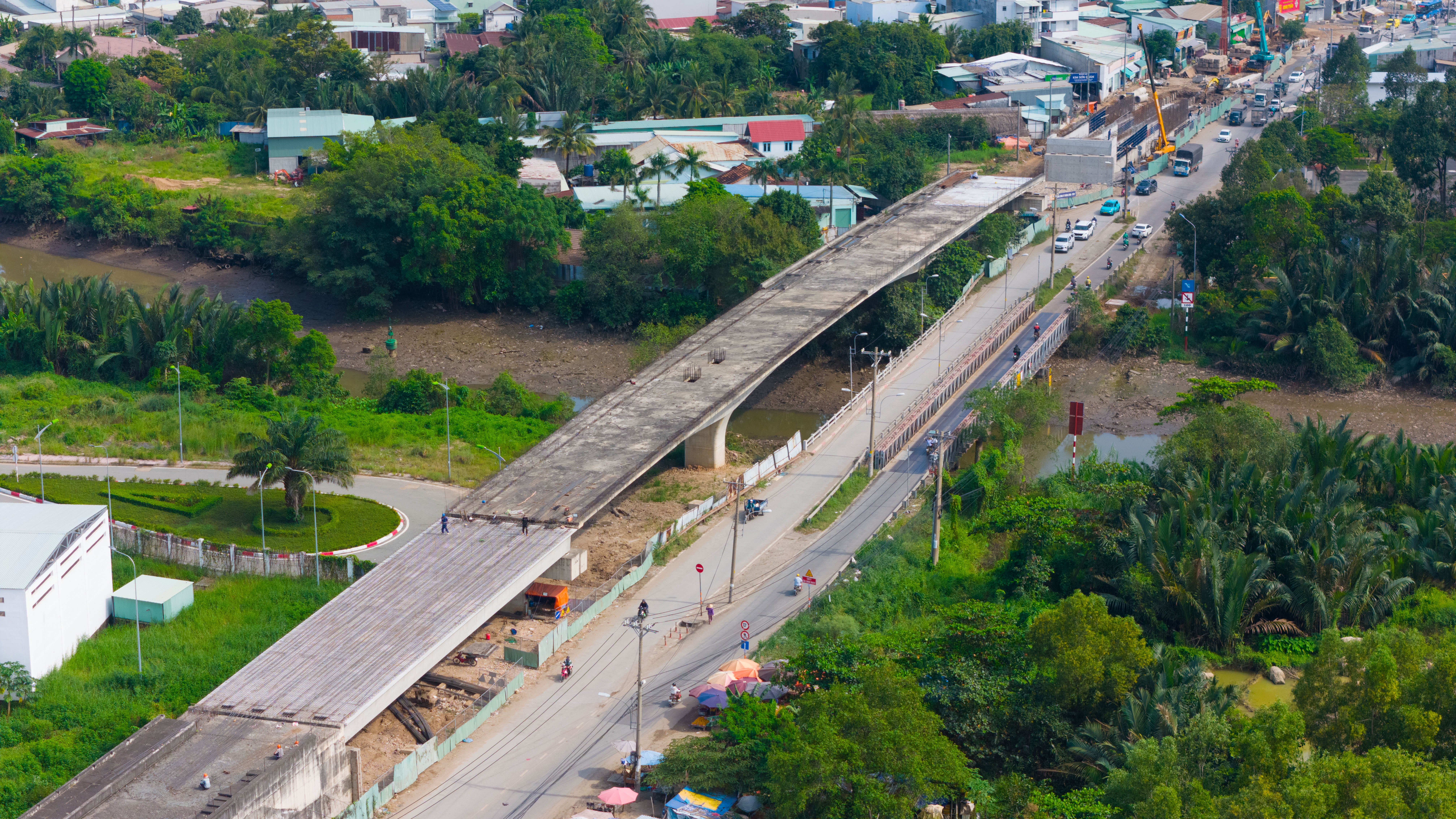 Công nhân tăng ca thi công cầu hơn 700 tỉ ở TP Thủ Đức, kịp thông xe 1 nhánh cuối năm 