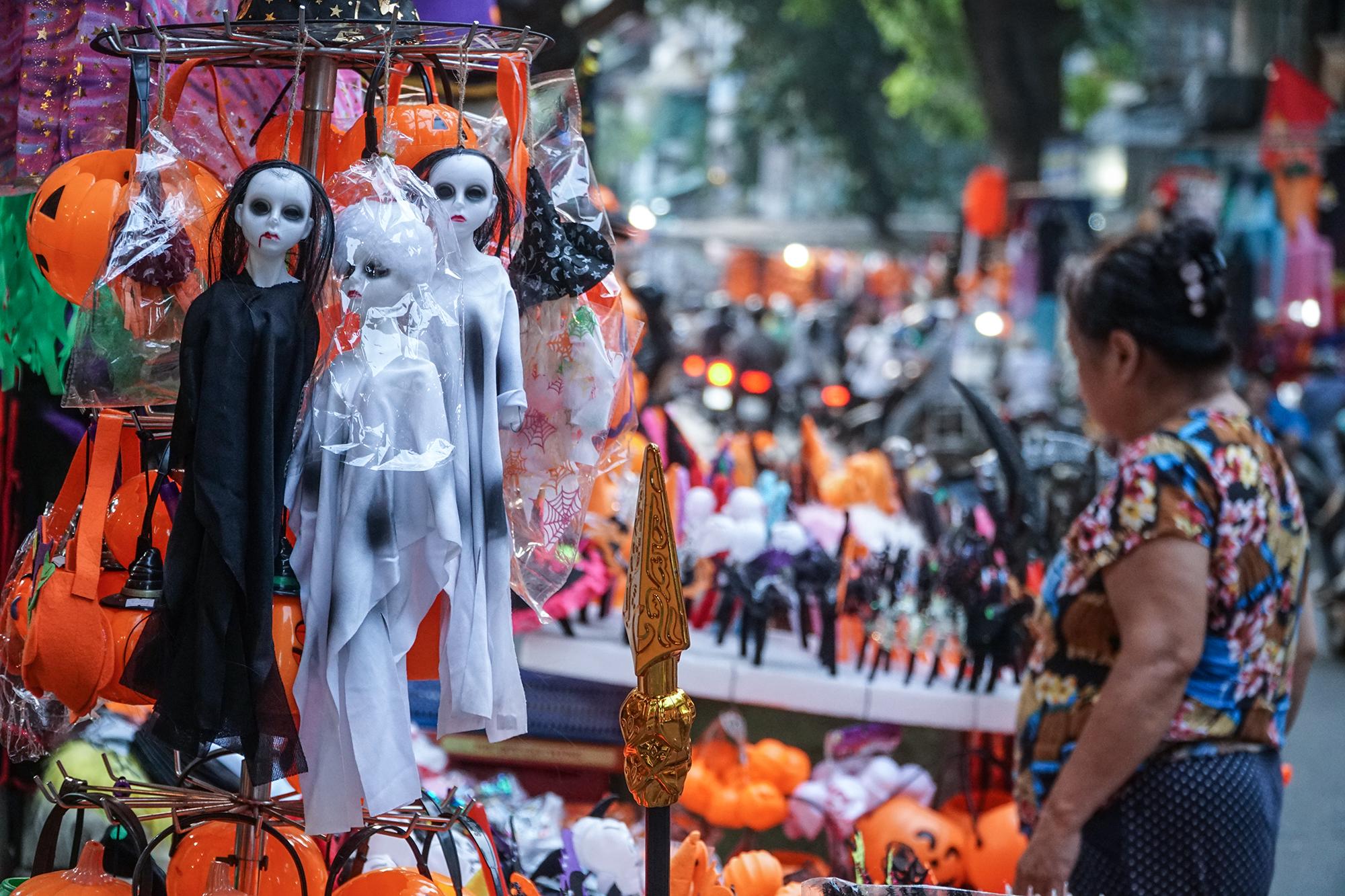 Màu sắc ma mị Halloween trên phố đồ chơi Hà Nội