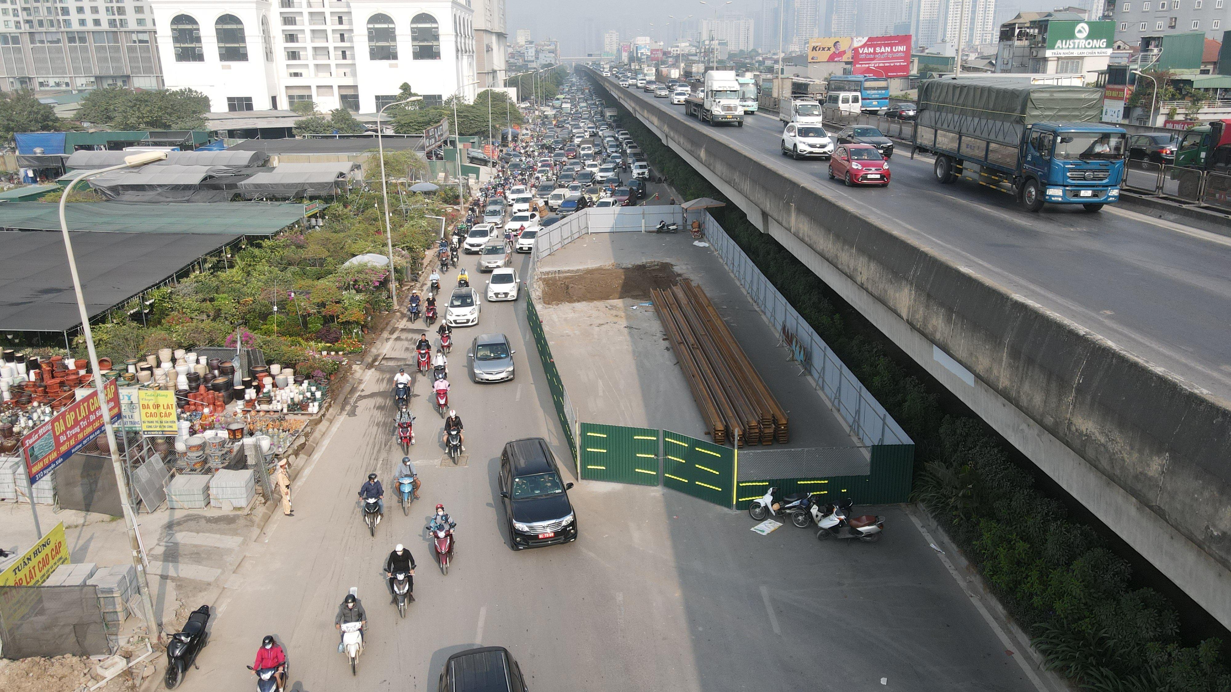Hà Nội yêu cầu khẩn trương giải phóng vỉa hè để giảm ùn tắc trên đường Nguyễn Xiển