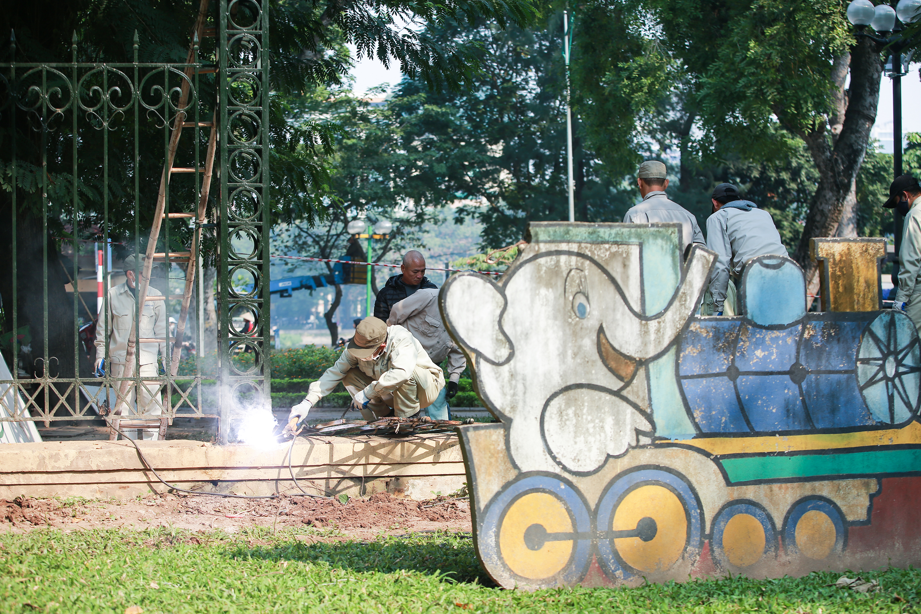 Hà Nội: Đang tháo hàng rào Công viên Thống Nhất