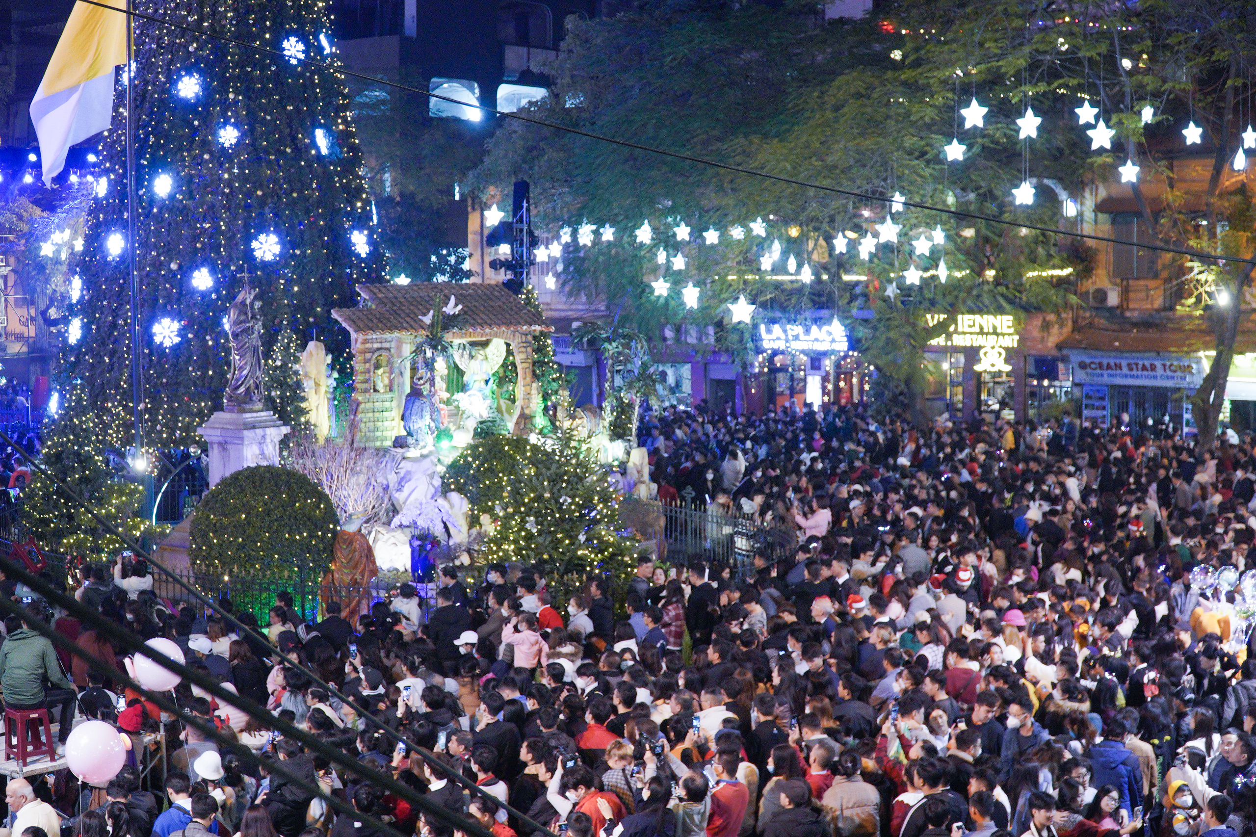 Hàng ngàn người dân đổ về Nhà thờ Lớn Hà Nội chào đón Giáng sinh