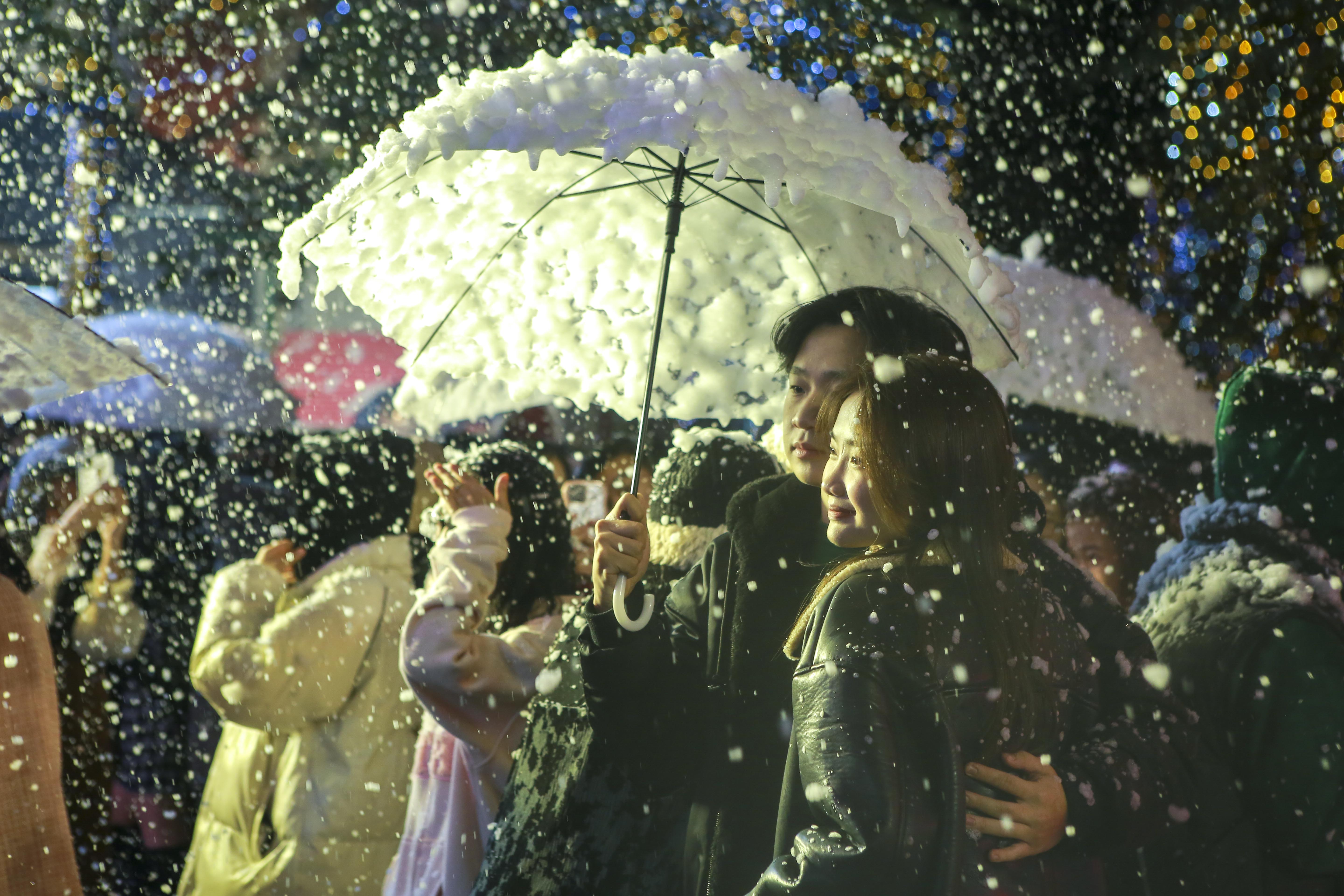 Giới trẻ Hà Nội thích thú khi được trải nghiệm màn 'mưa tuyết' trong đêm Noel