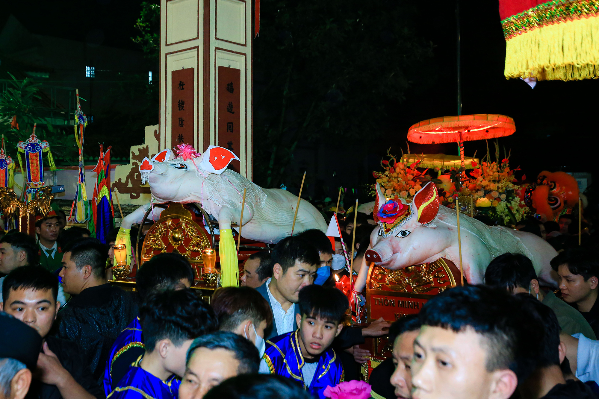 Độc đáo lễ rước 'ông lợn' trong đêm ở Hà Nội