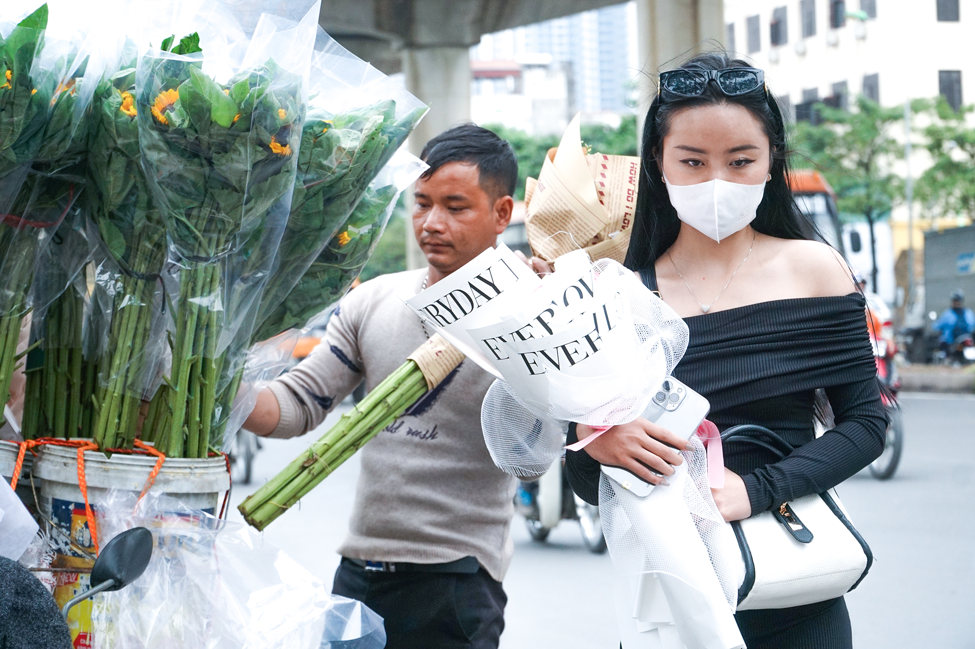 Thị trường hoa ở Hà Nội tấp nập ngày Valentine
