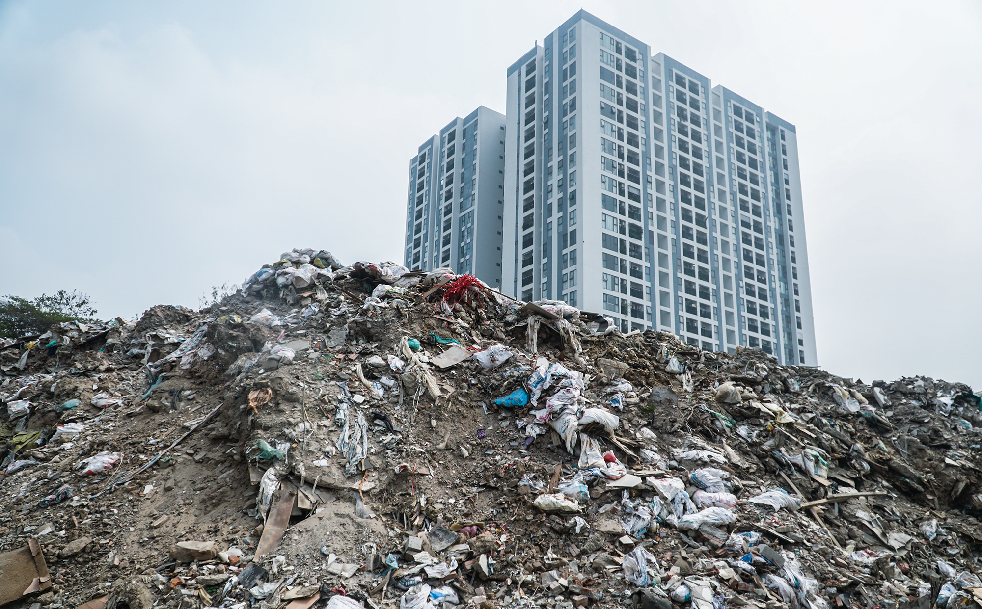 Cận cảnh núi rác tự phát cao cả chục mét 'bủa vây' chung cư ở Hà Nội