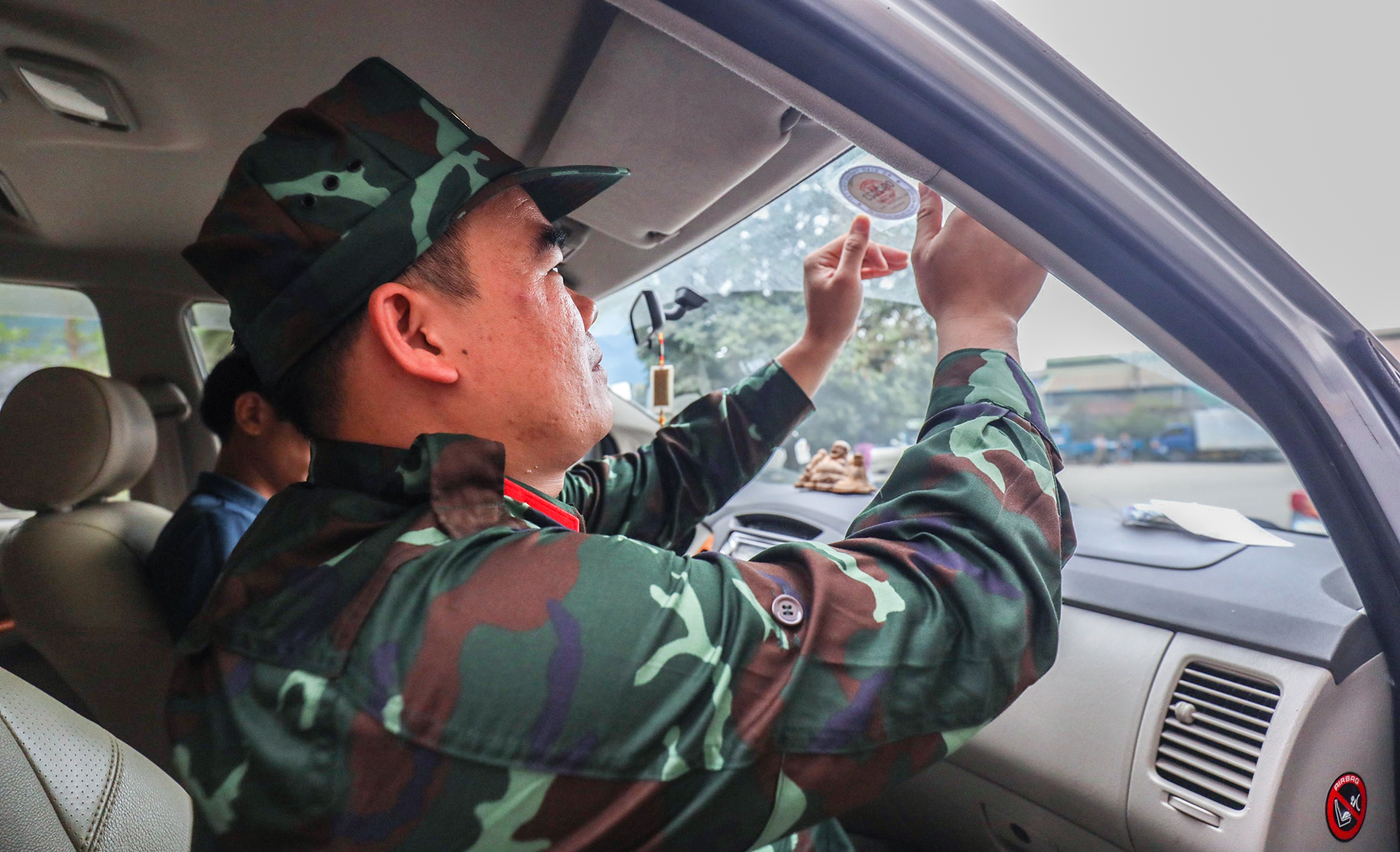 Kiểm định viên quân đội ngày đầu hỗ trợ đăng kiểm tại Hà Nội