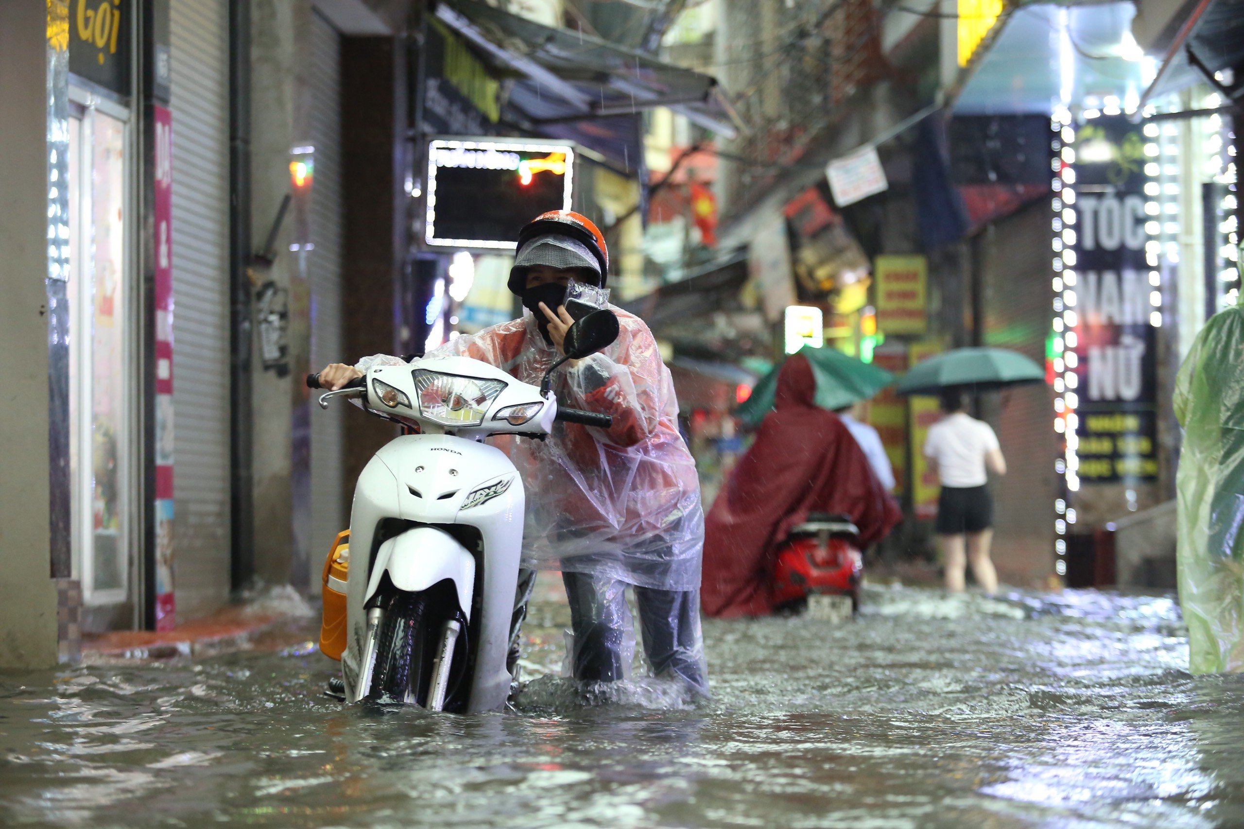 Hà Nội: Nhiều tuyến phố thành 'sông' sau cơn mưa lớn bất ngờ