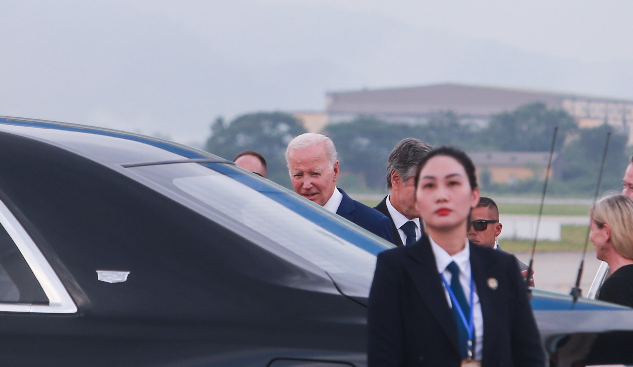 Những hình ảnh đầu tiên của Tổng thống Mỹ Joe Biden tại sân bay Nội Bài