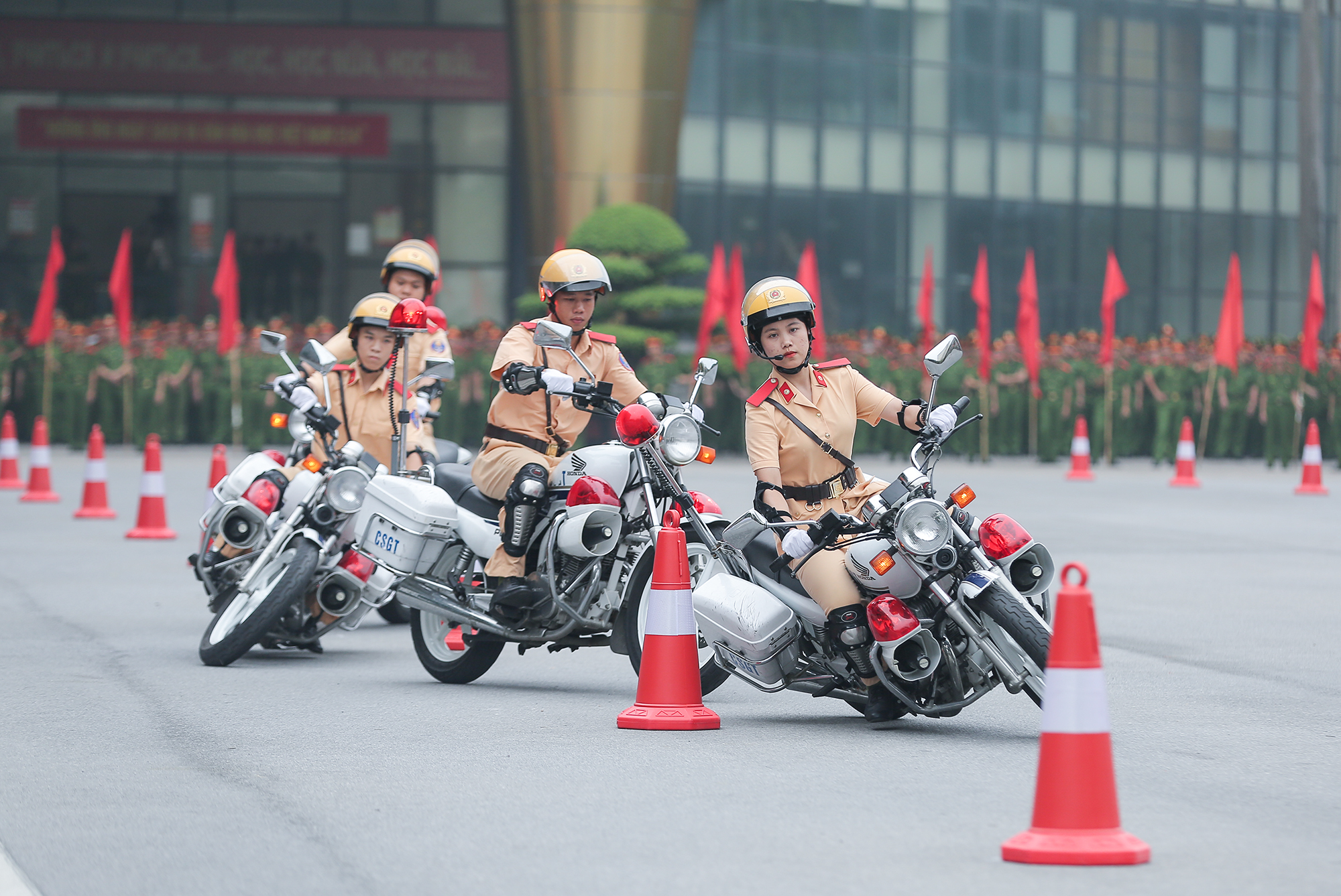 Ấn tượng với màn biểu diễn lái xe phân khối lớn của học viên Học viện Cảnh sát Nhân dân