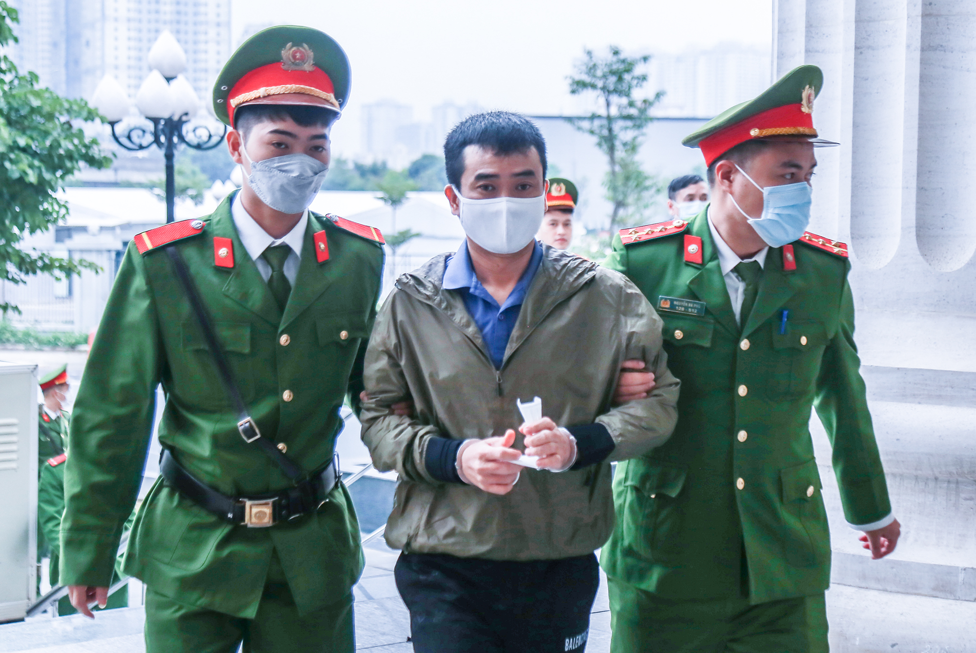 Các bị cáo trong đại án Việt Á đã đến tòa, bắt đầu ngày xét xử thứ 2 