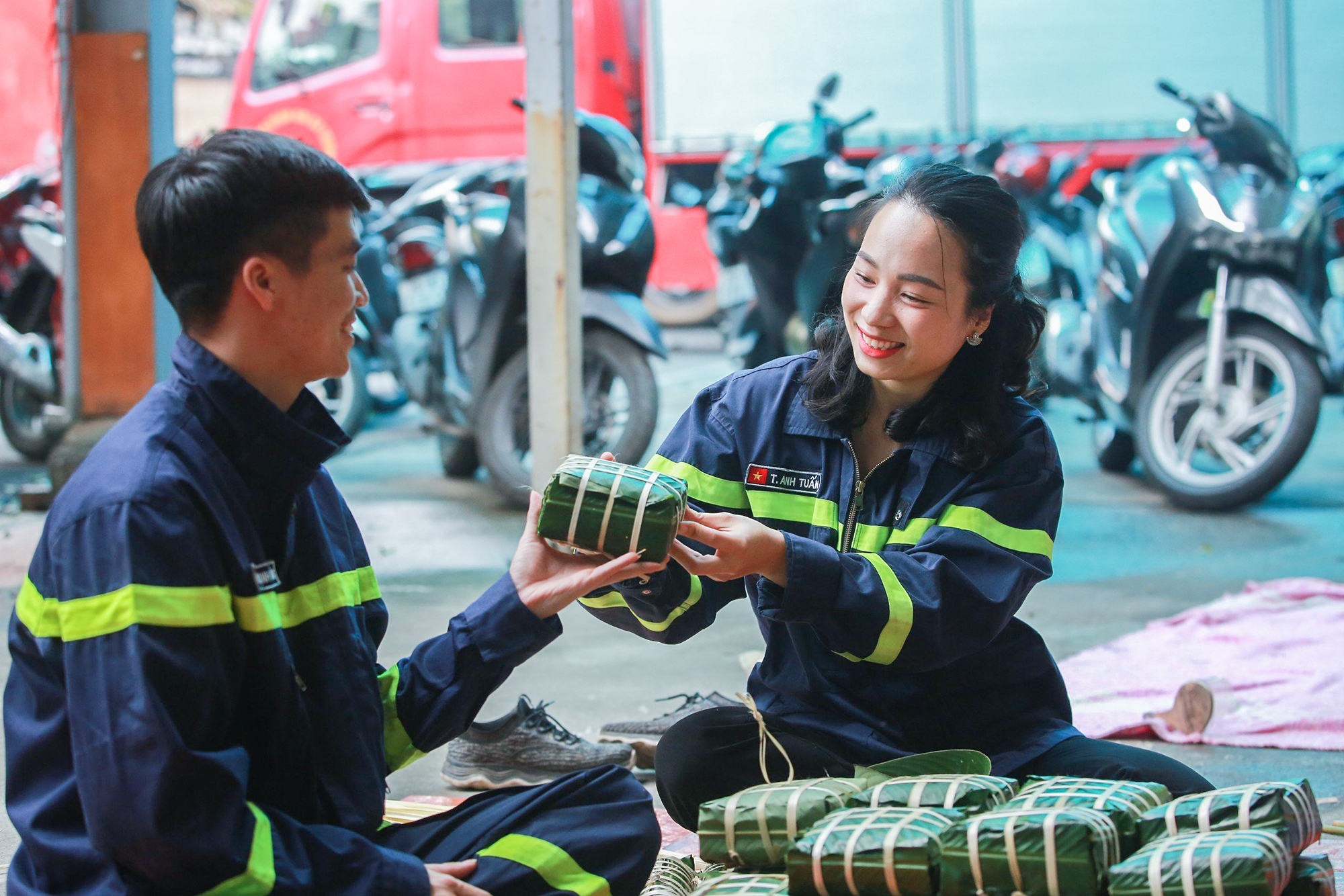 Cùng chiến sĩ cảnh sát phòng cháy chữa cháy gói bánh chưng đón tết