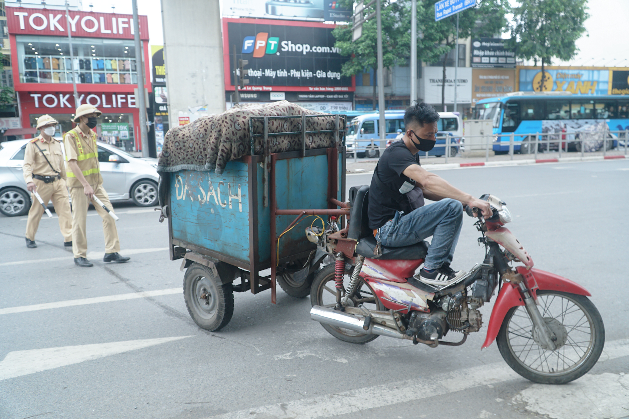 CSGT xử lý xe chở hàng cồng kềnh, tài xế phân trần 'chỉ vì mưu sinh'