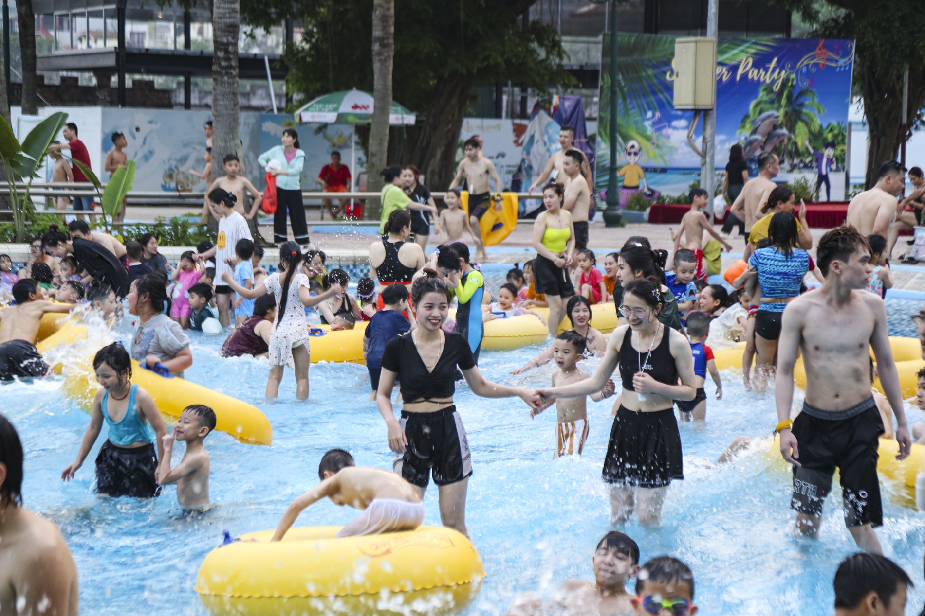 Hà Nội: Nắng nóng dịp nghỉ lễ, công viên nước Hồ Tây đông nghịt người 