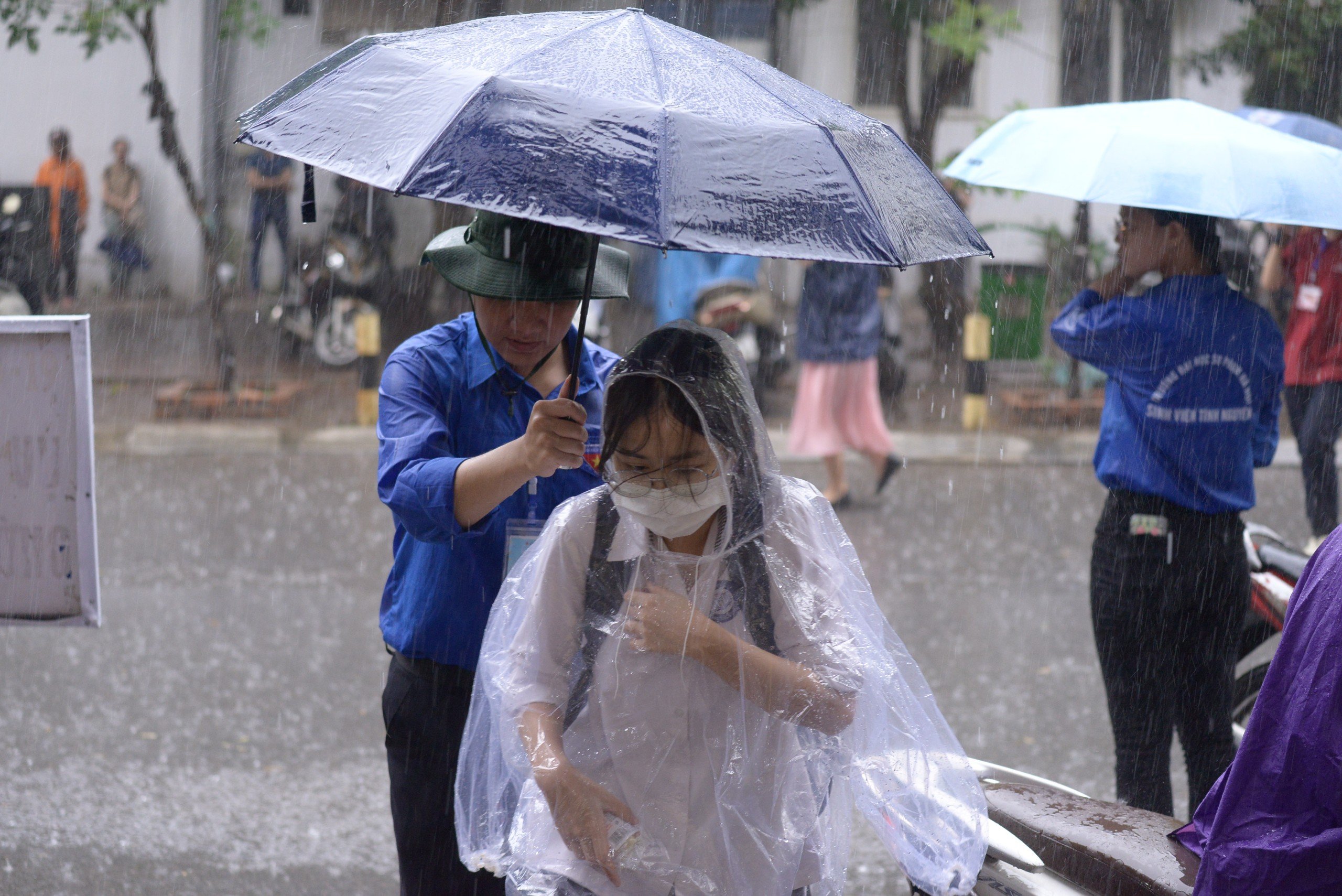 Hình ảnh 5.000 thí sinh đội mưa dự thi vào trường THPT chuyên ở Hà Nội