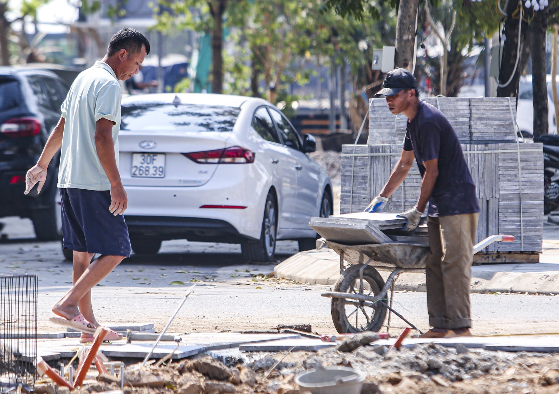 Hà Nội lát đá vỉa hè ở nhiều tuyến phố