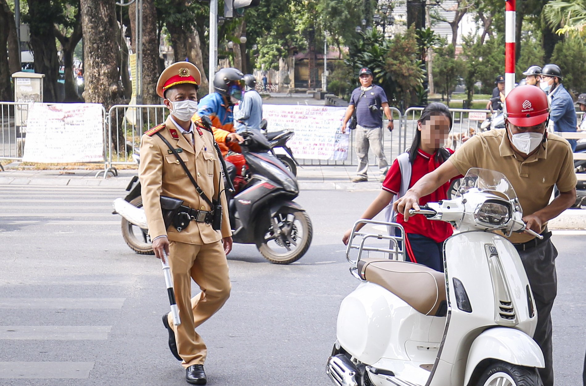 Nhiều phụ huynh ở Hà Nội 'quên' đội mũ bảo hiểm khi chở con em đi học 