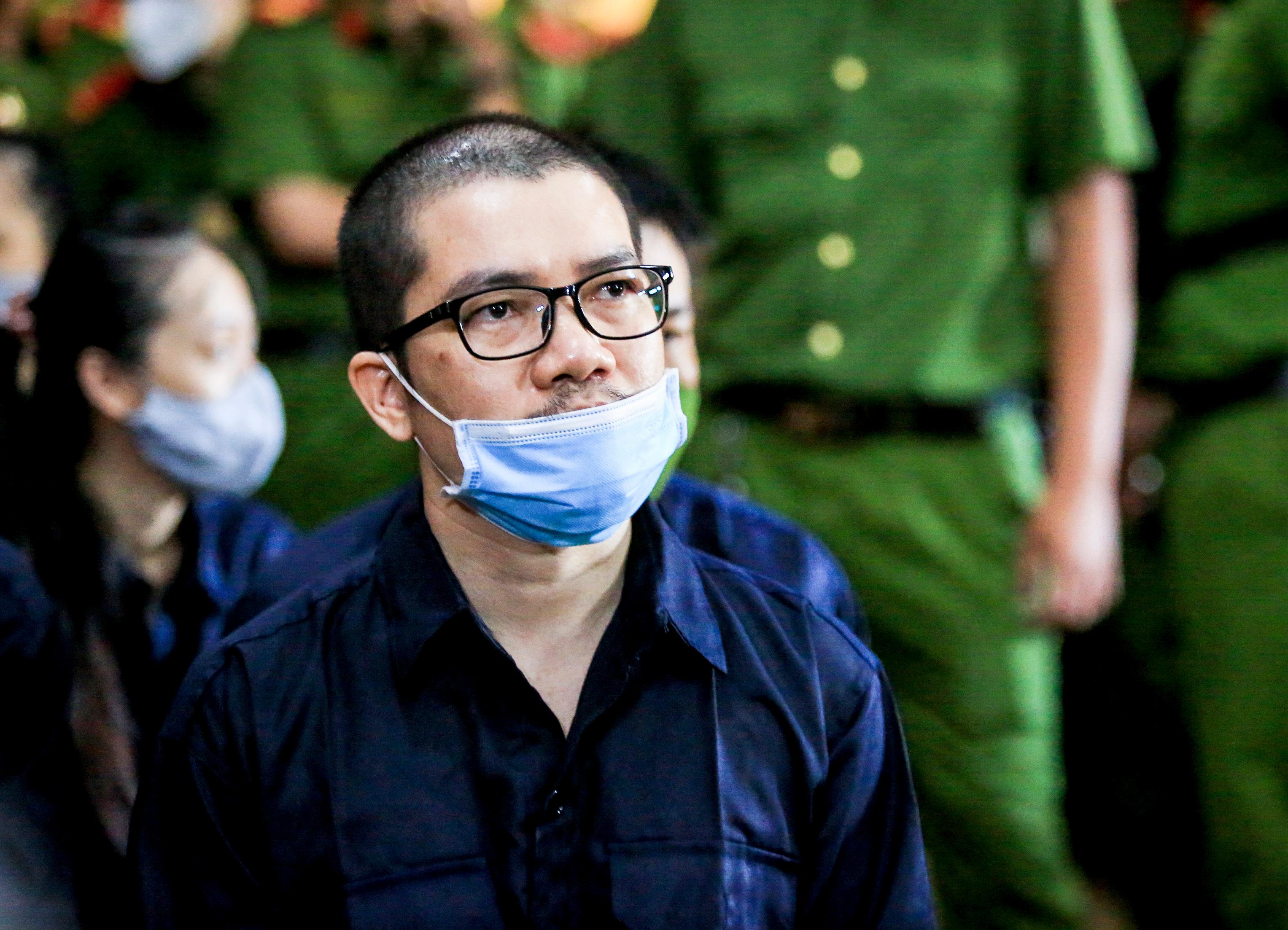 Chùm ảnh: Nguyễn Thái Luyện Alibaba hầu tòa cùng các em trai