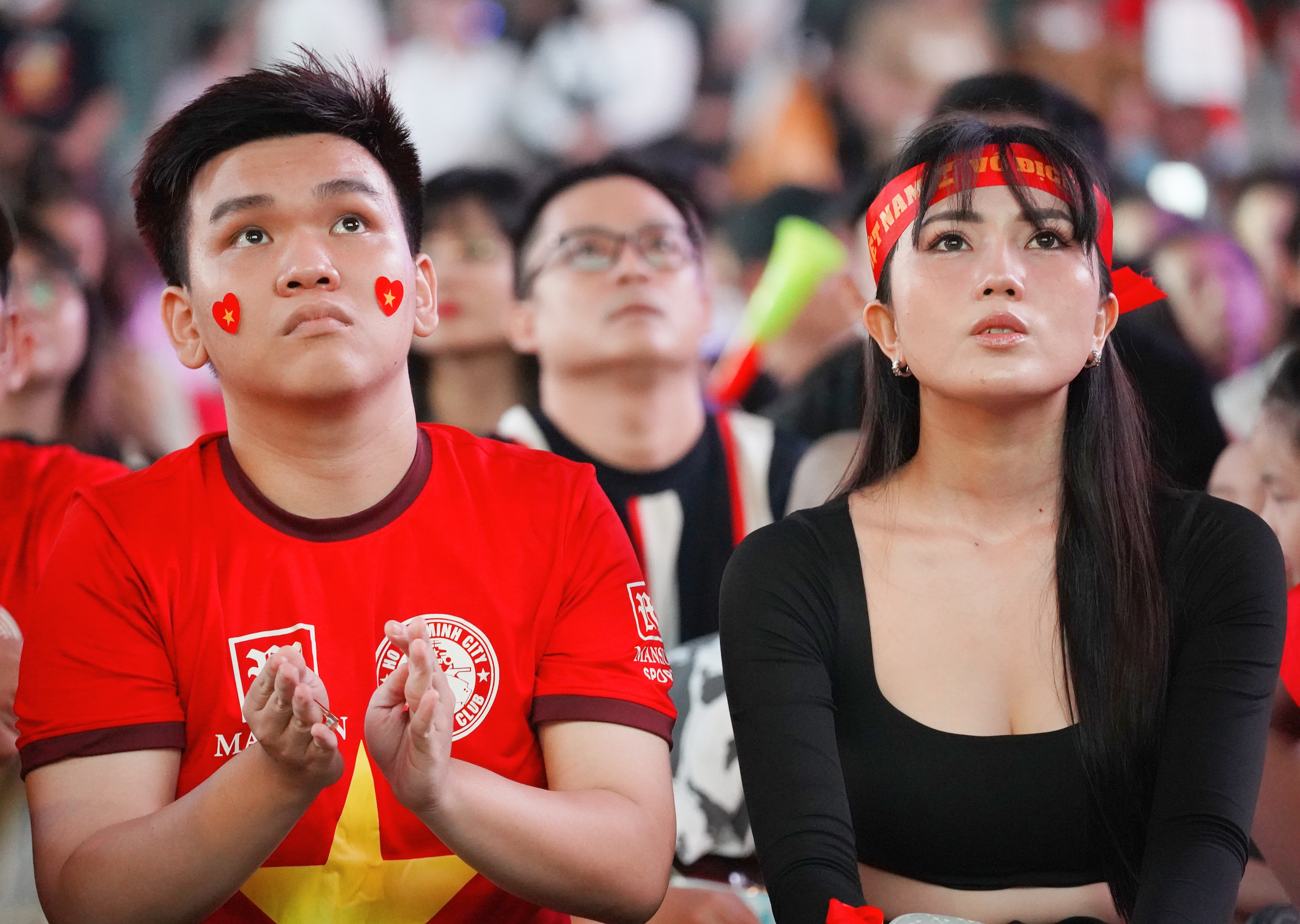 CĐV buồn bã sau thất bại của đội tuyển Việt Nam trước Indonesia 