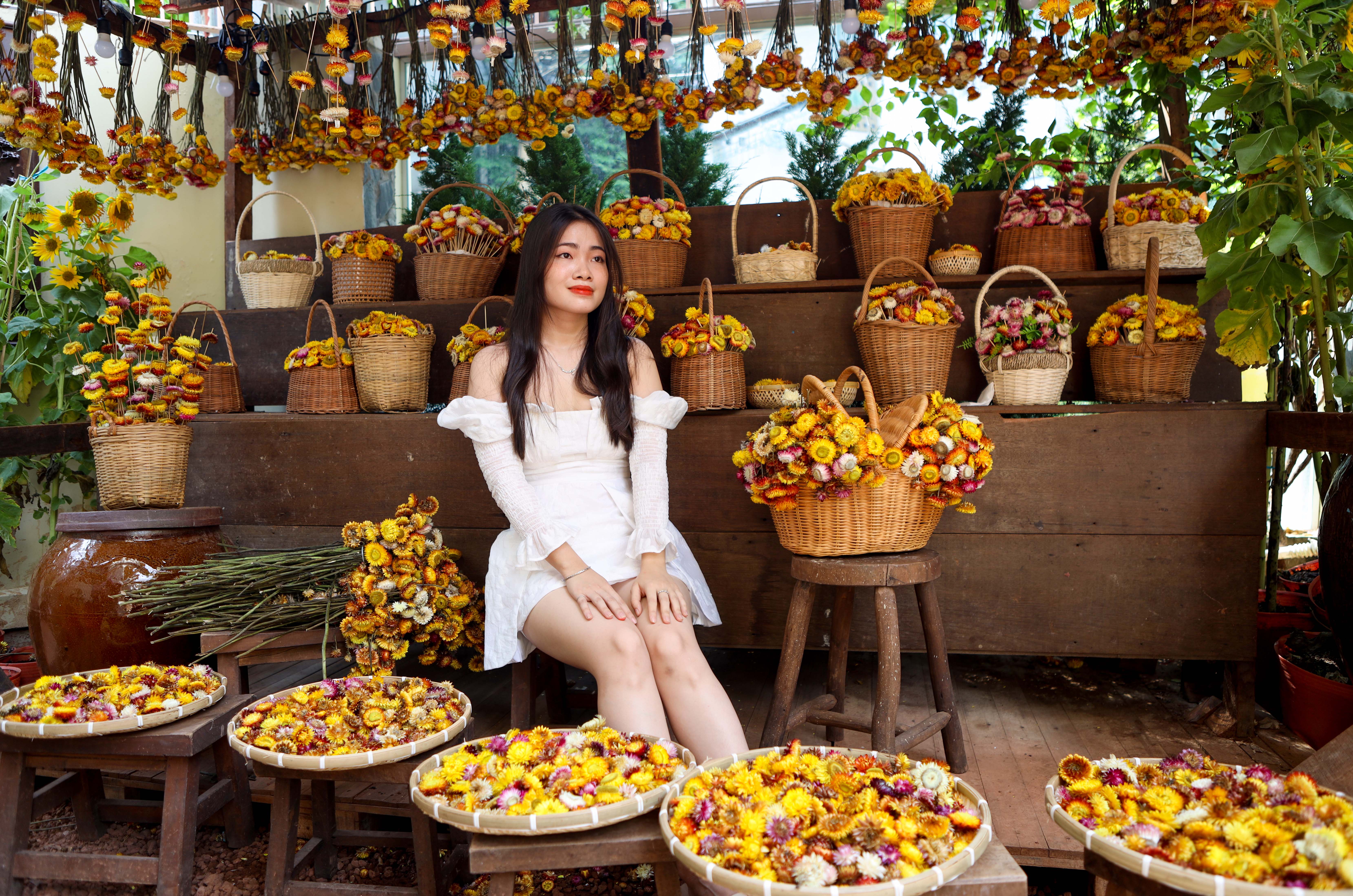 Đổ xô check-in vườn hoa bất tử ở Sài Gòn, bắt trend Lật mặt 7