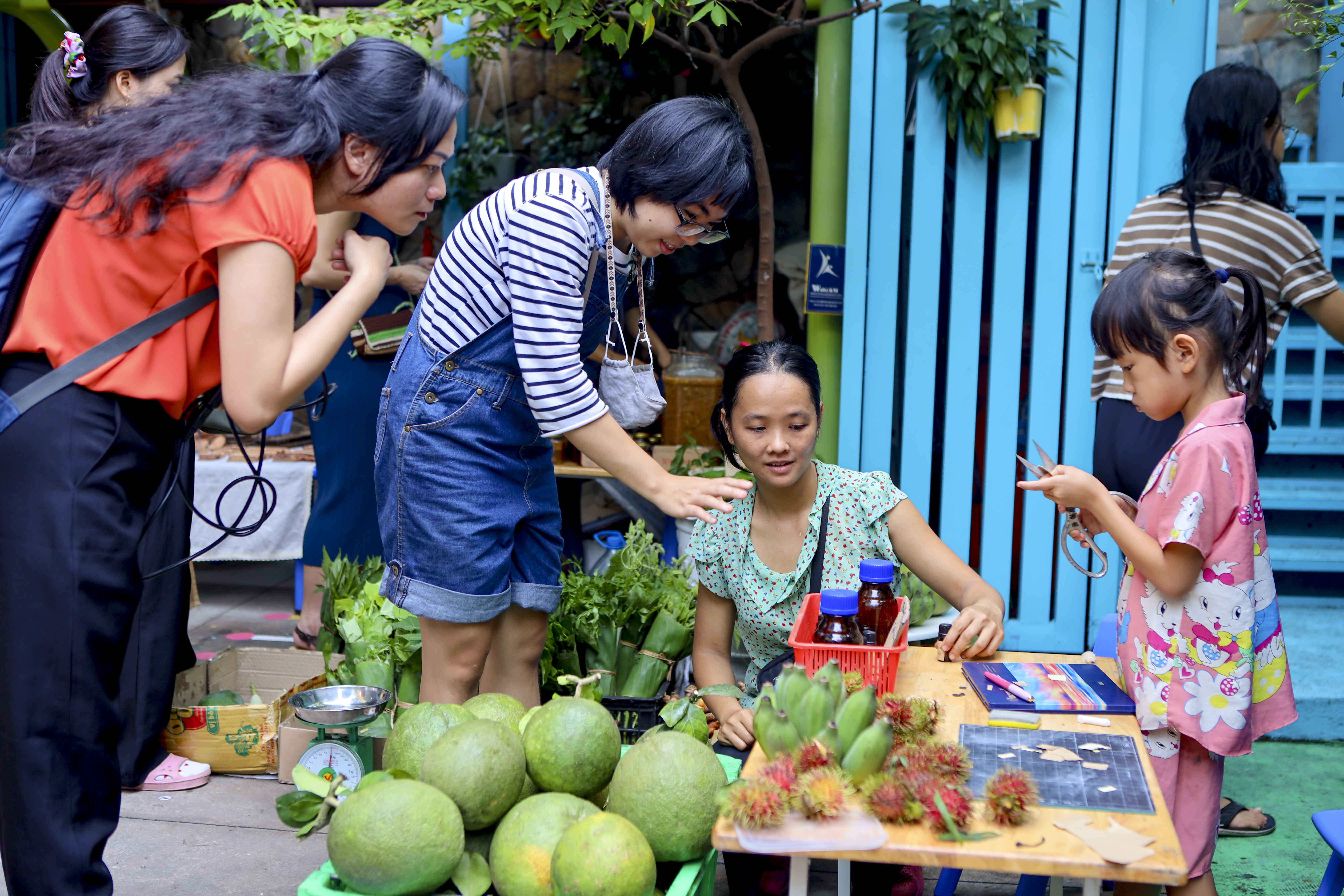 Bất ngờ với 'phiên chợ mùa thu' mua bán như thời xa xưa giữa Sài Gòn