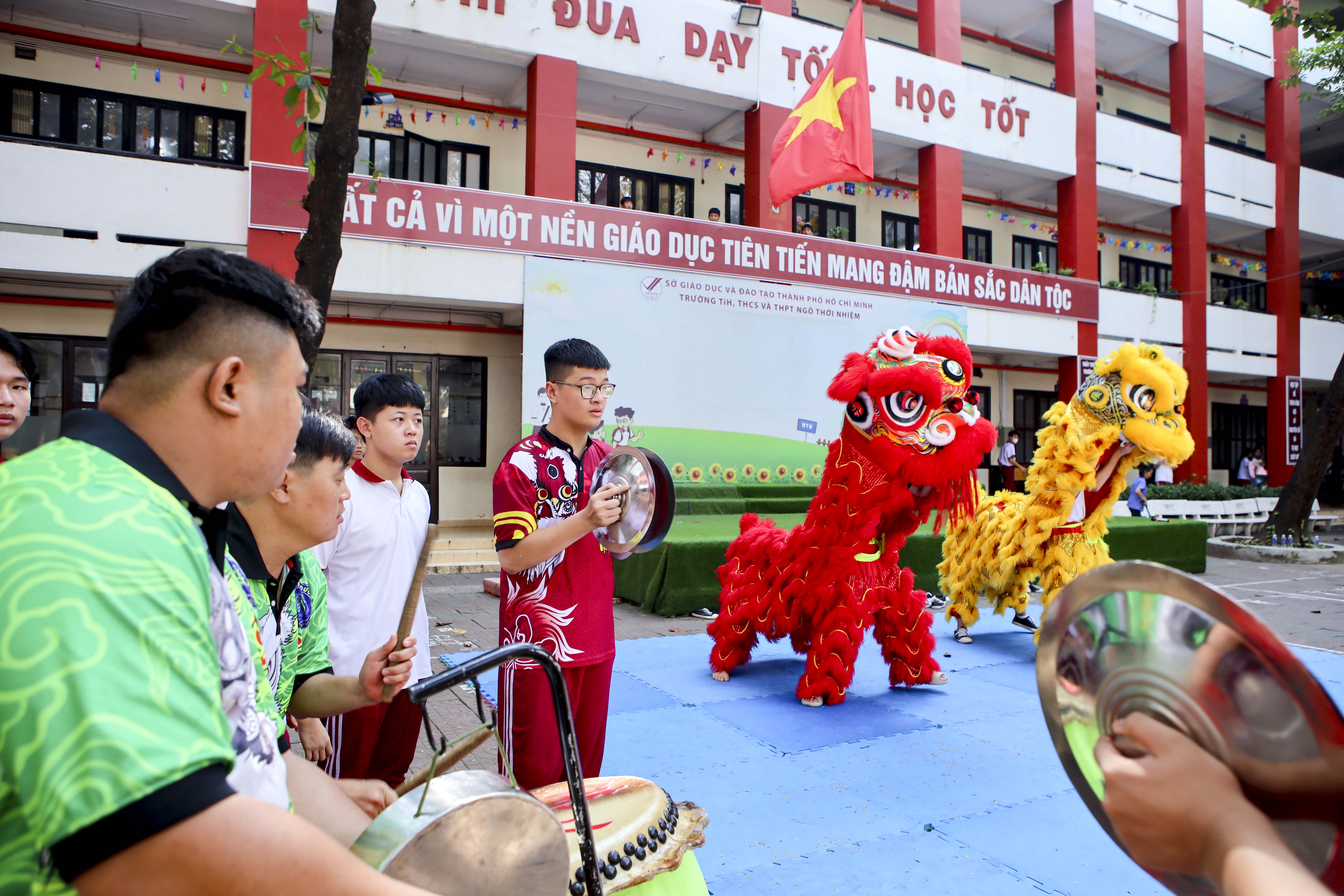 Độc đáo học sinh học múa lân trong trường