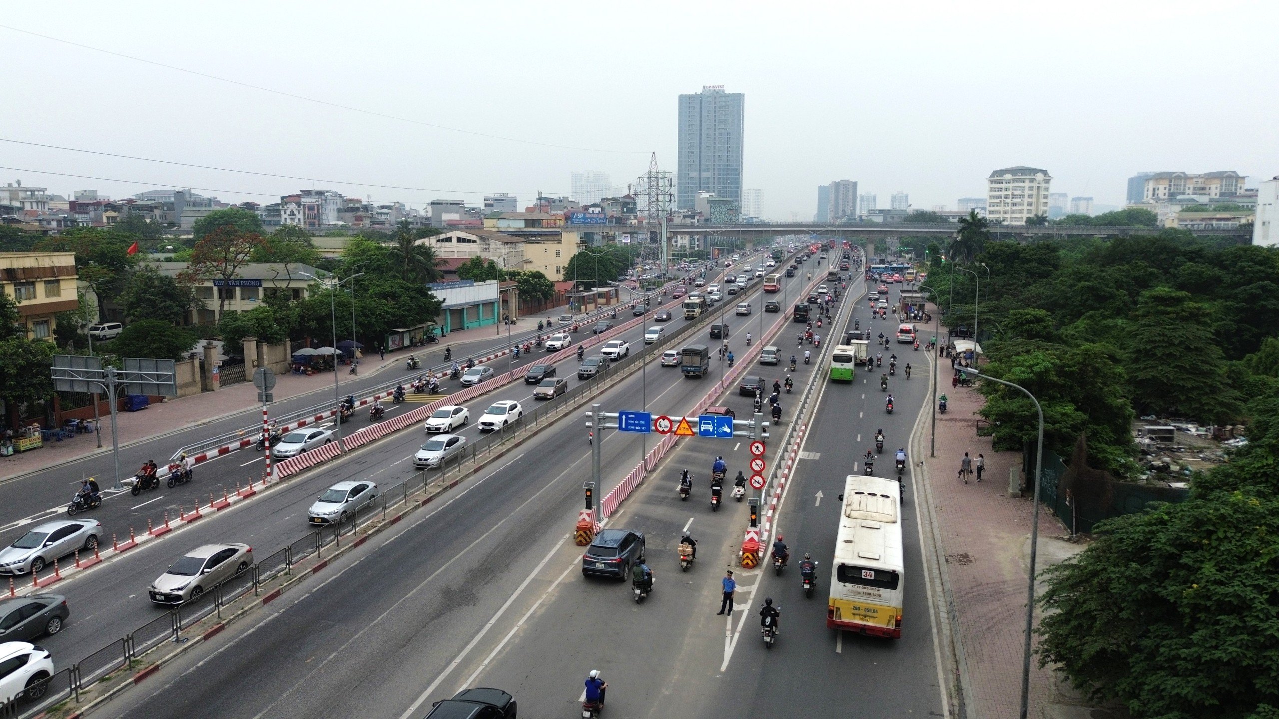 Hà Nội: Giao thông dễ thở trong ngày đầu sử dụng tạm cầu vượt Mai Dịch mở rộng