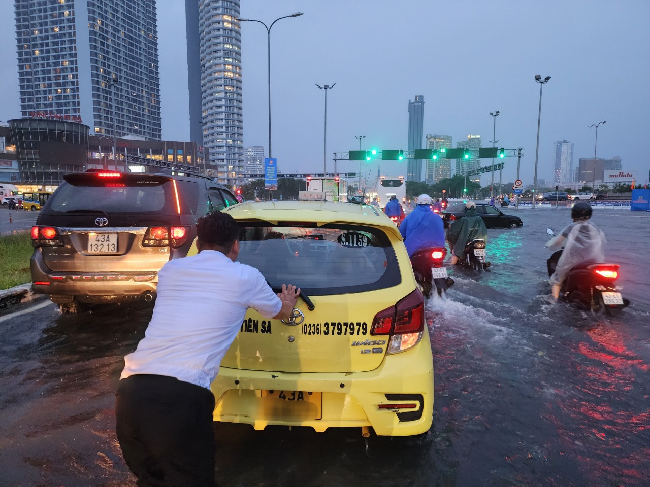 Một xe taxi bị chết máy do đi vào đường ngập nước. Ảnh: MINH TRƯỜNG.