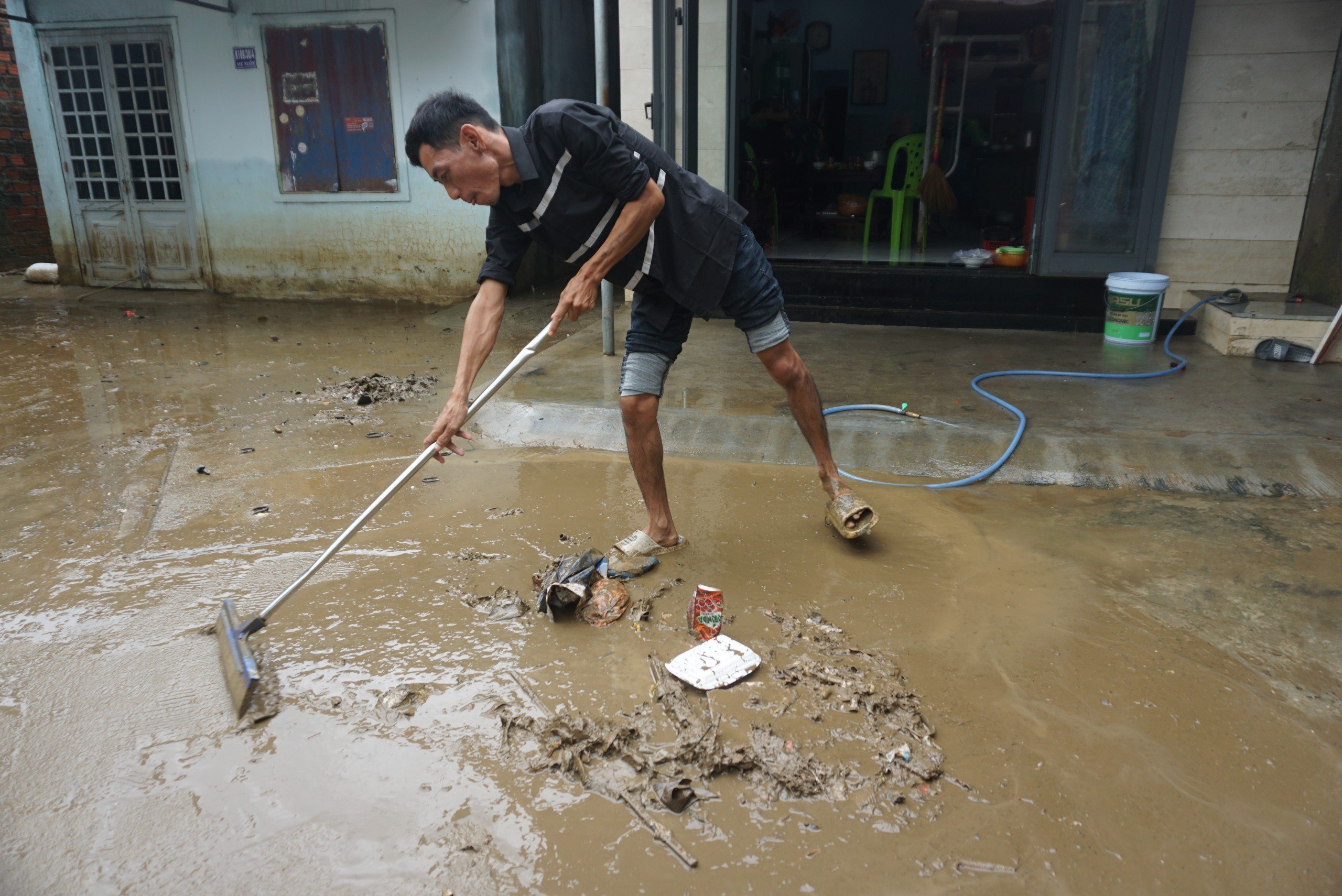Người dân Đà Nẵng dọn dẹp bùn đất, nhà cửa sau mưa lũ