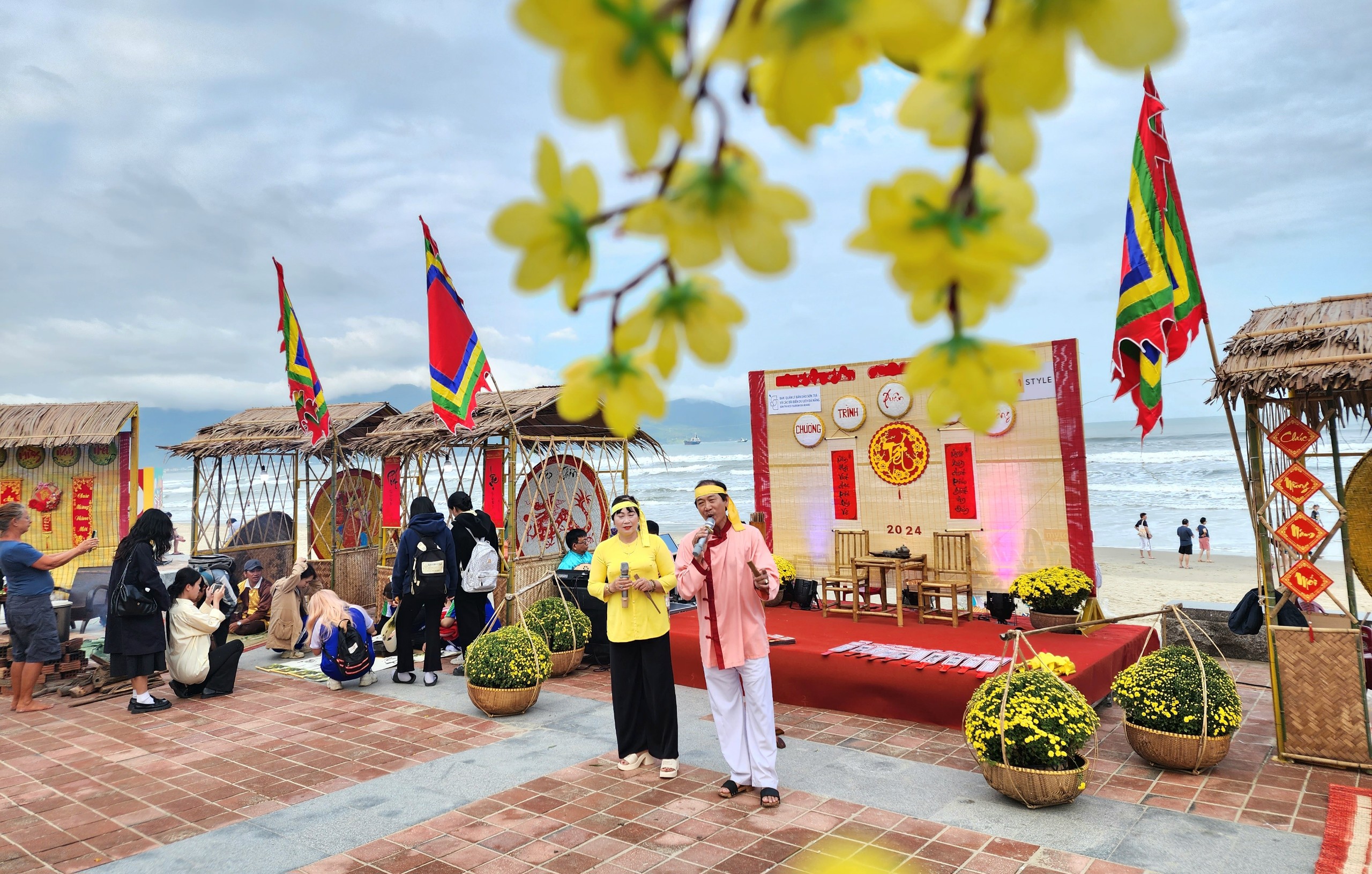 Du khách thích thú trải nghiệm tết cổ truyền trên bờ biển Đà Nẵng